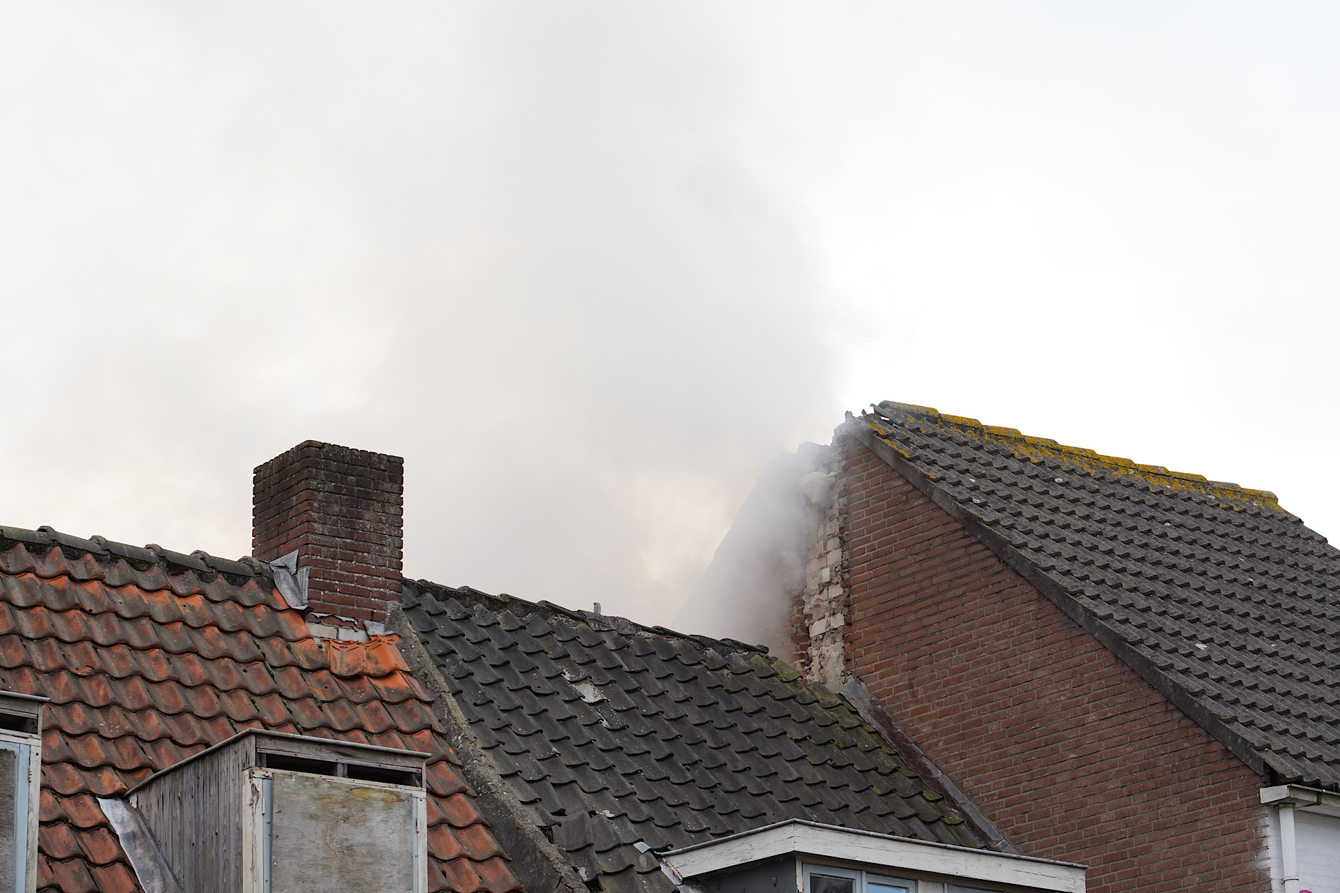 Uitslaande brand in slooppand snel onder controle