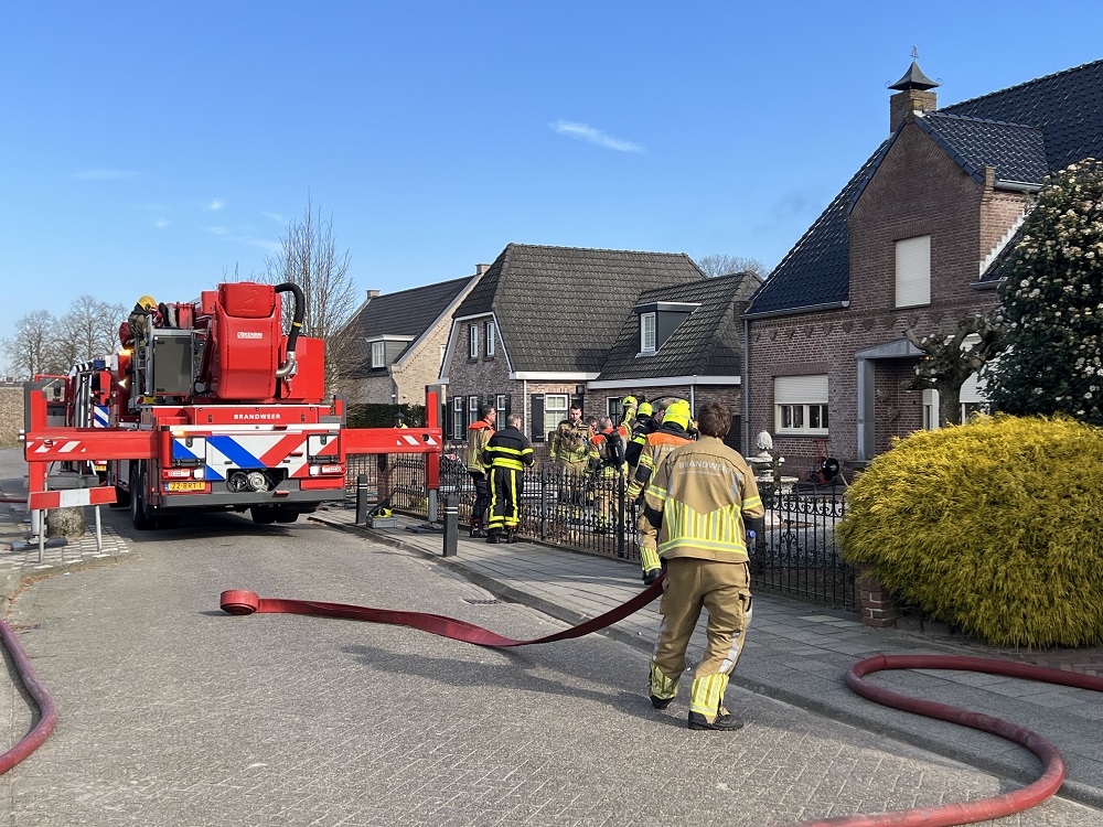 Brandweer schaalt op naar ‘middelbrand’ door brand in vrijstaande woning