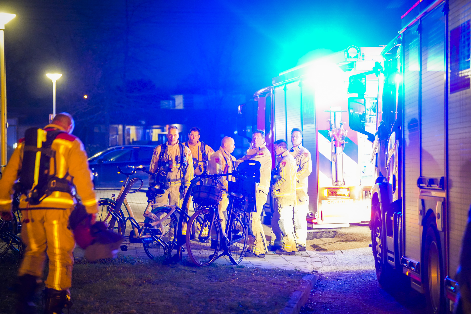 Brandweer haalt mensen van balkon bij brand