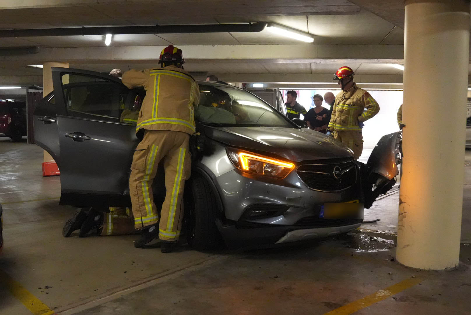 Ouder echtpaar botst in parkeergarage, vele schades