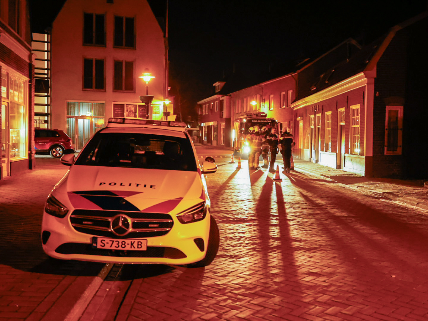 Bus raakt gevel van woning en rijdt door
