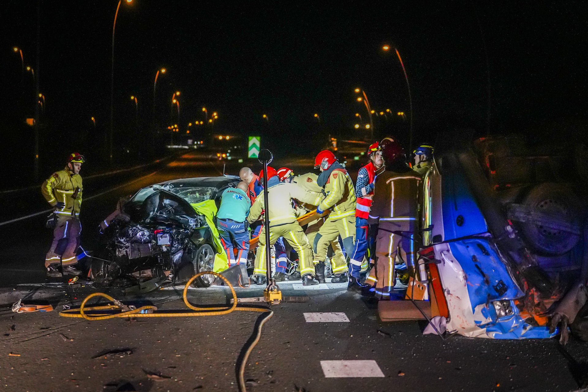 Snelweg afgesloten na ernstig ongeval met meerdere voertuigen