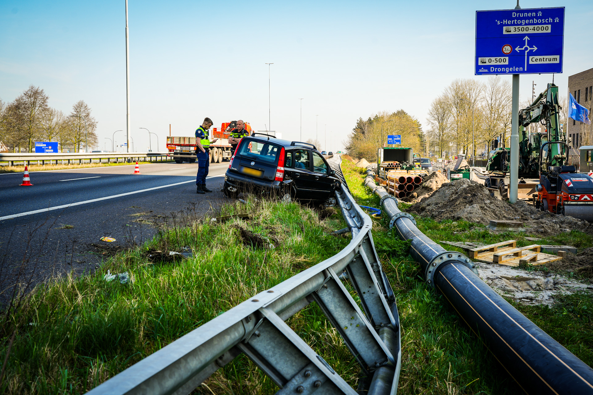 Auto crasht in vangrail op A59 na klapband, bestuurster ongedeerd