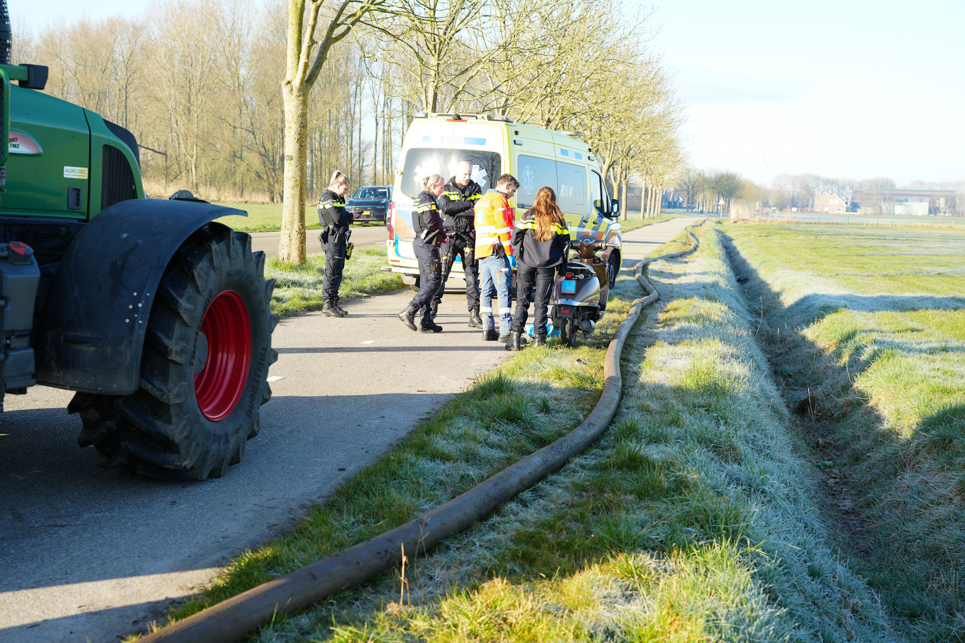 Vrouw gewond na val met scooter over mestslang