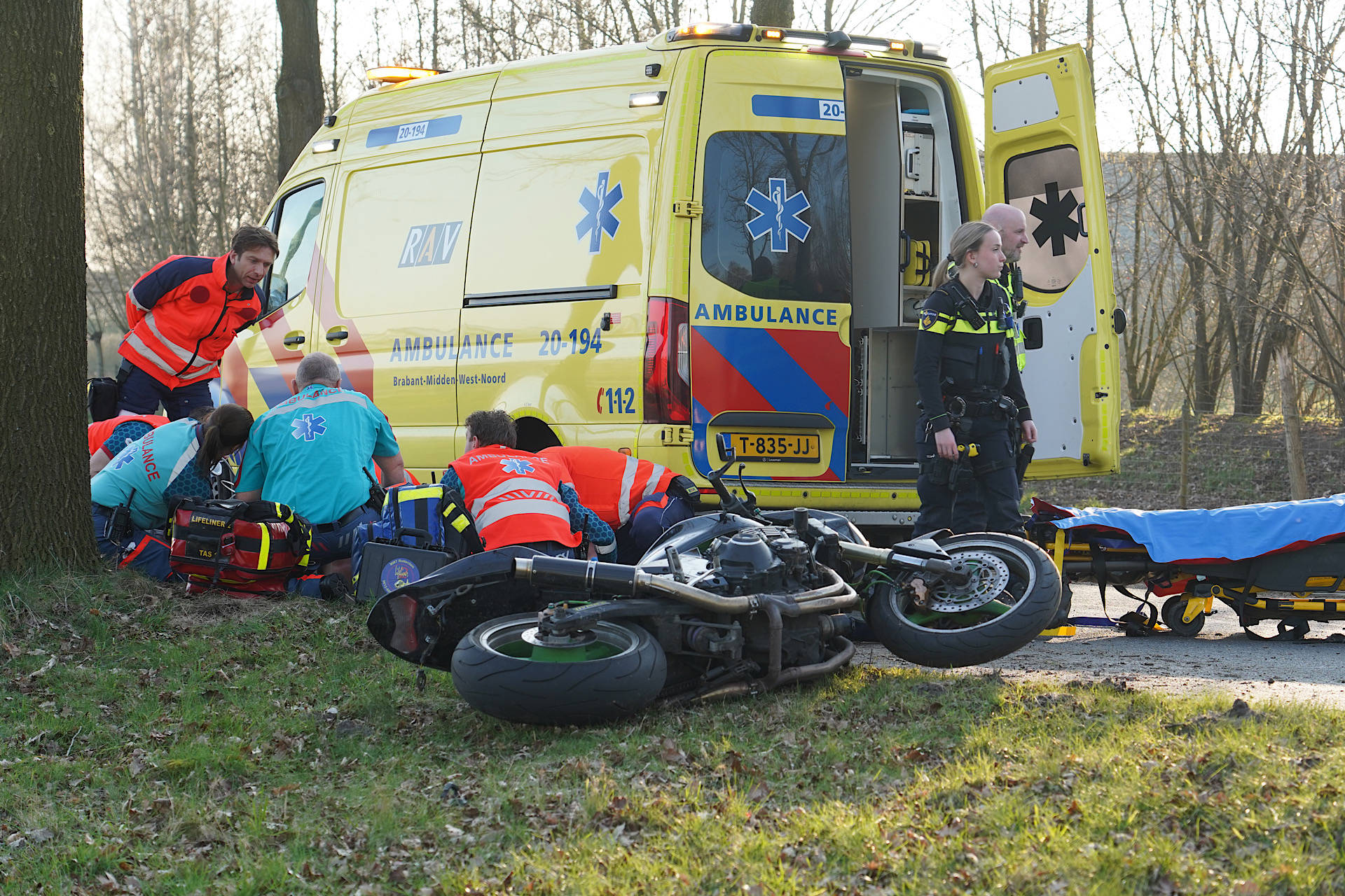 Motorrijder raakt van de weg en botst tegen boom, slachtoffer ernstig aan toe