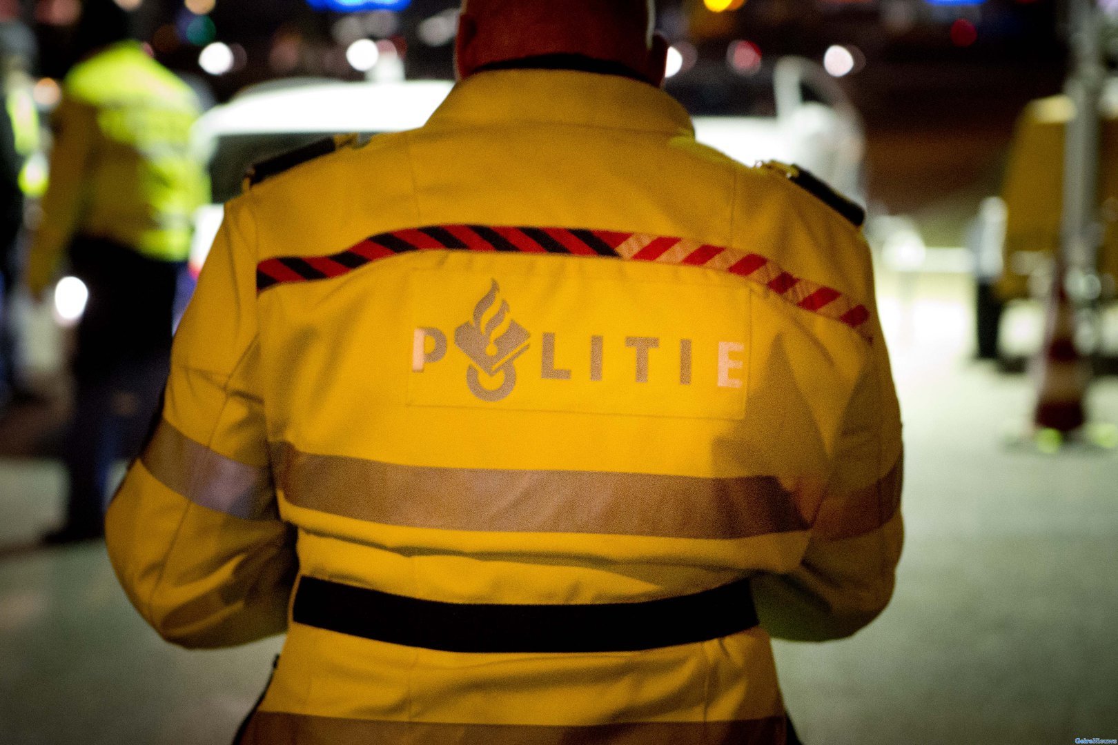 Man verkleed als konijn loopt rond met mes