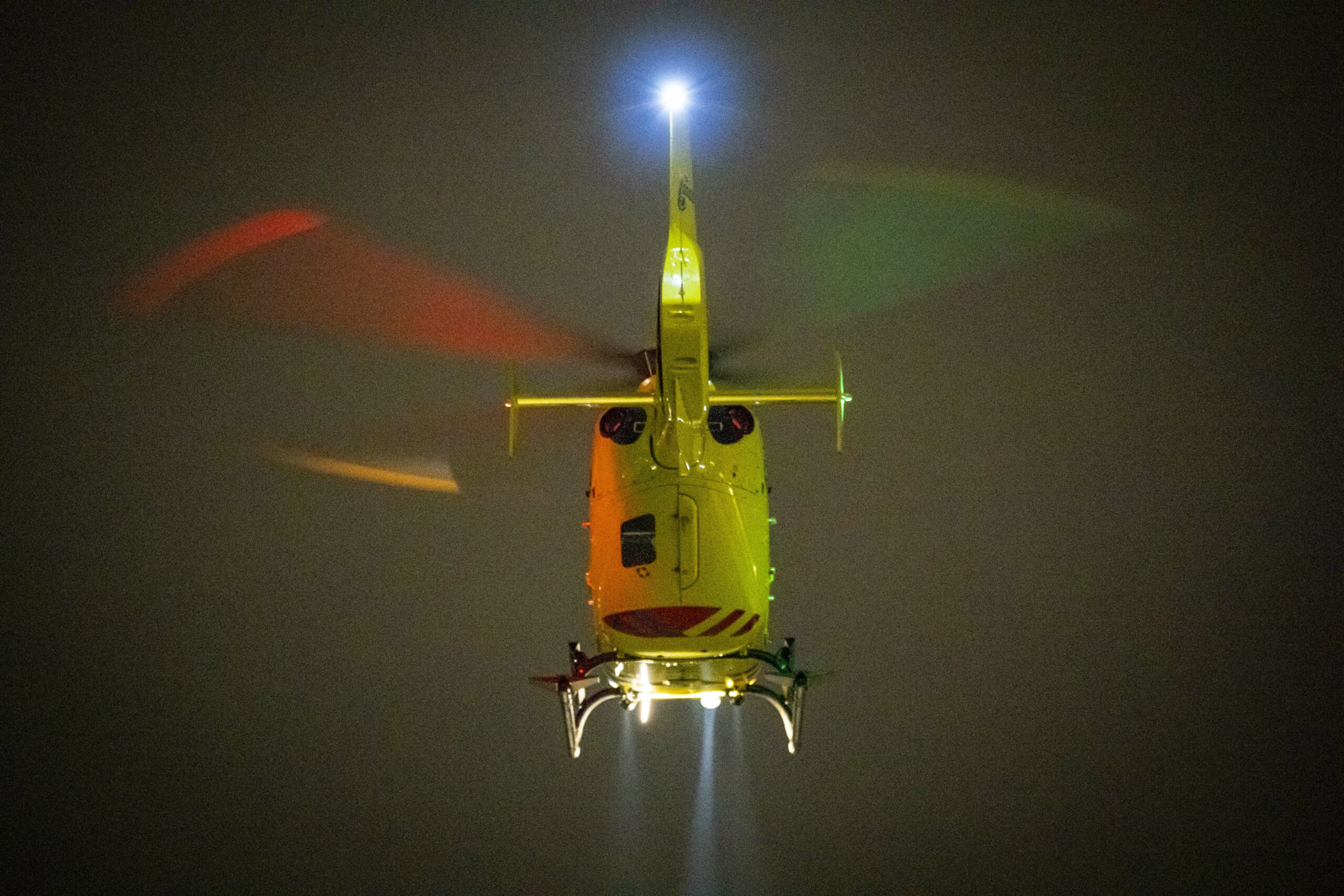 Man valt uit raam in binnenstad en raakt gewond aan hoofd