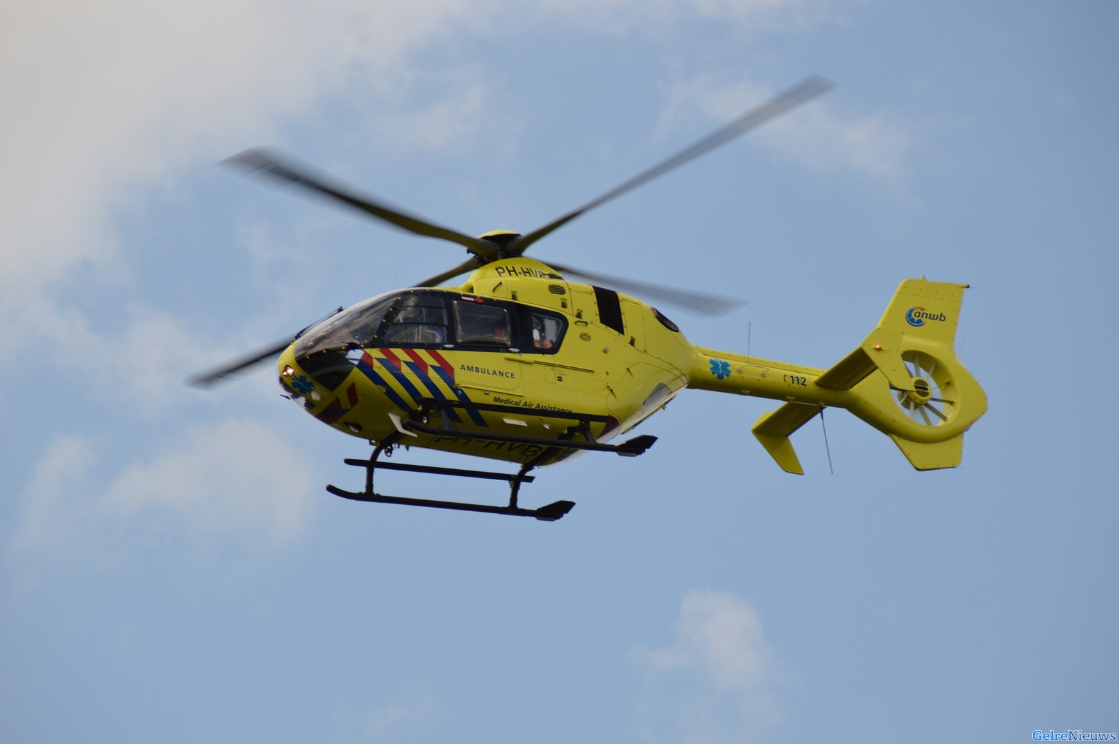 Automobilist (55) overleden na botsing op snelweg met vrachtwagen