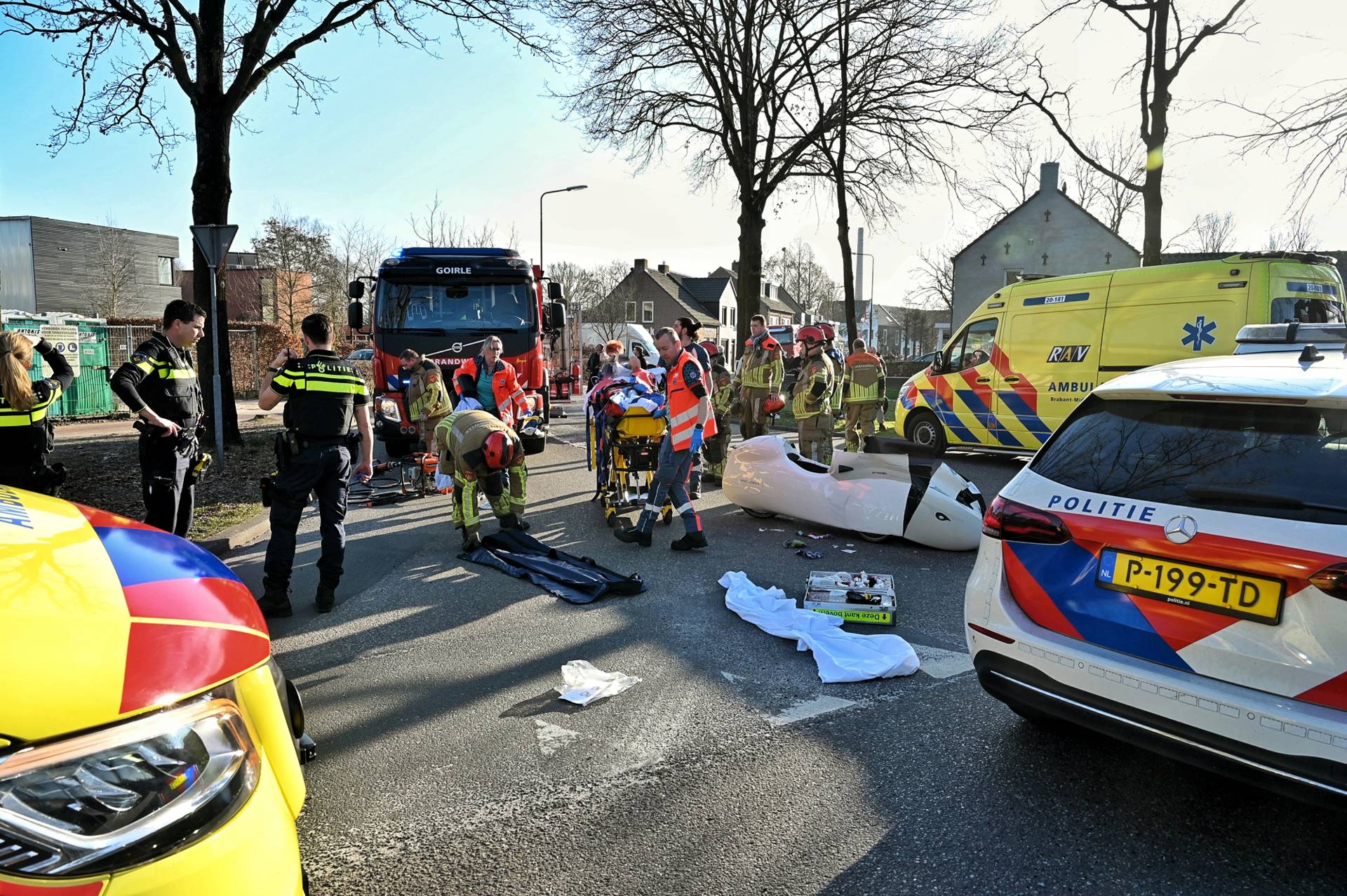 Ligfietser zwaargewond na botsing met auto