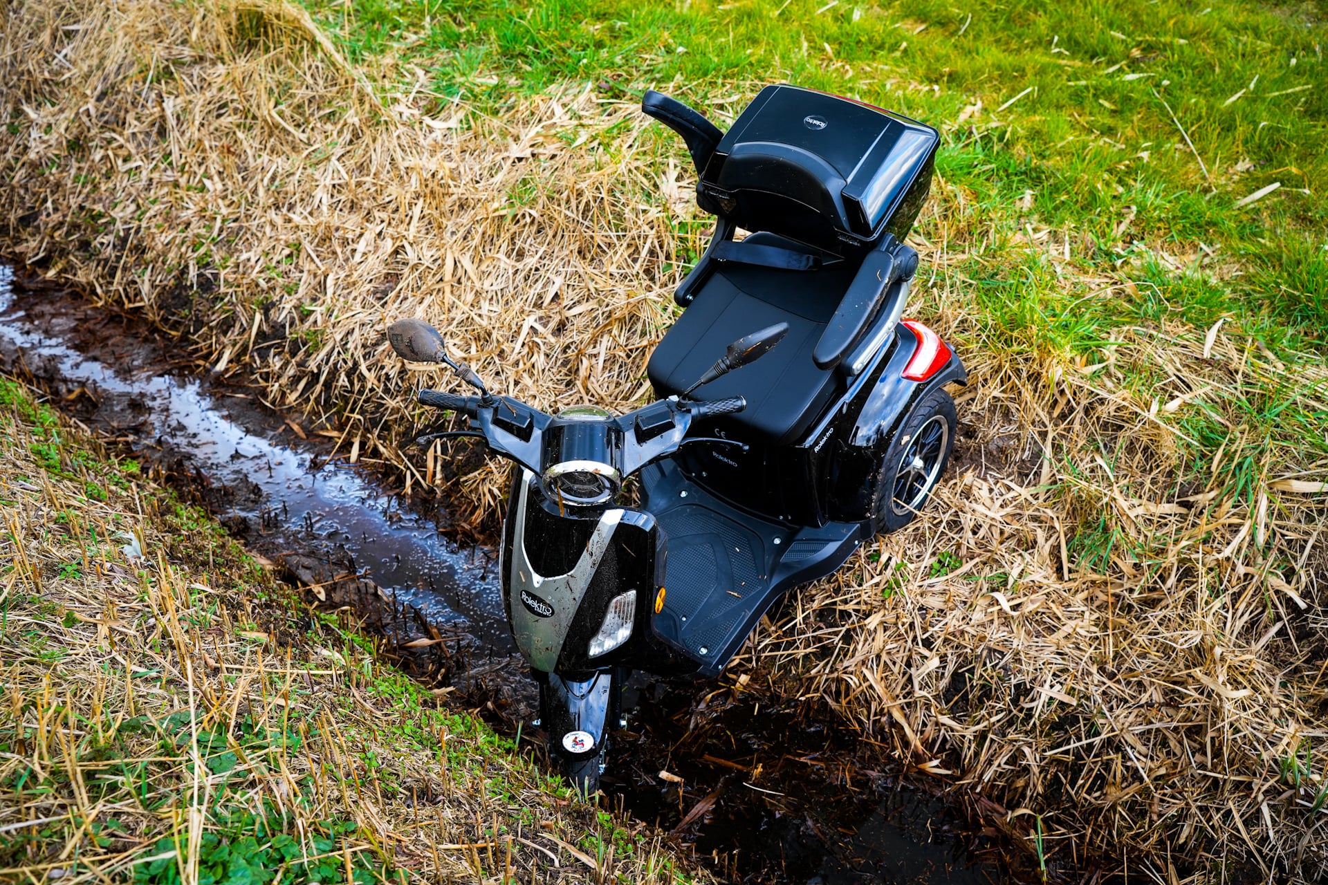 VIDEO: Man rijdt met scootmobiel de sloot in