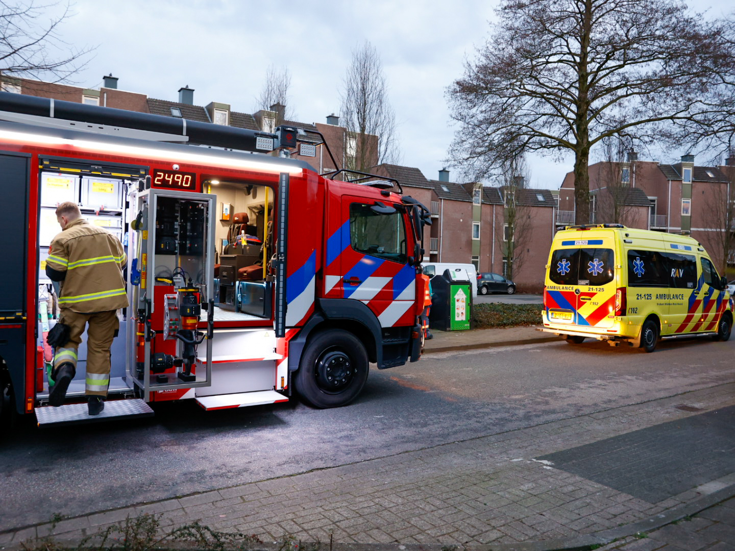 VIDEO: Man met hand klem in ondergrondse container