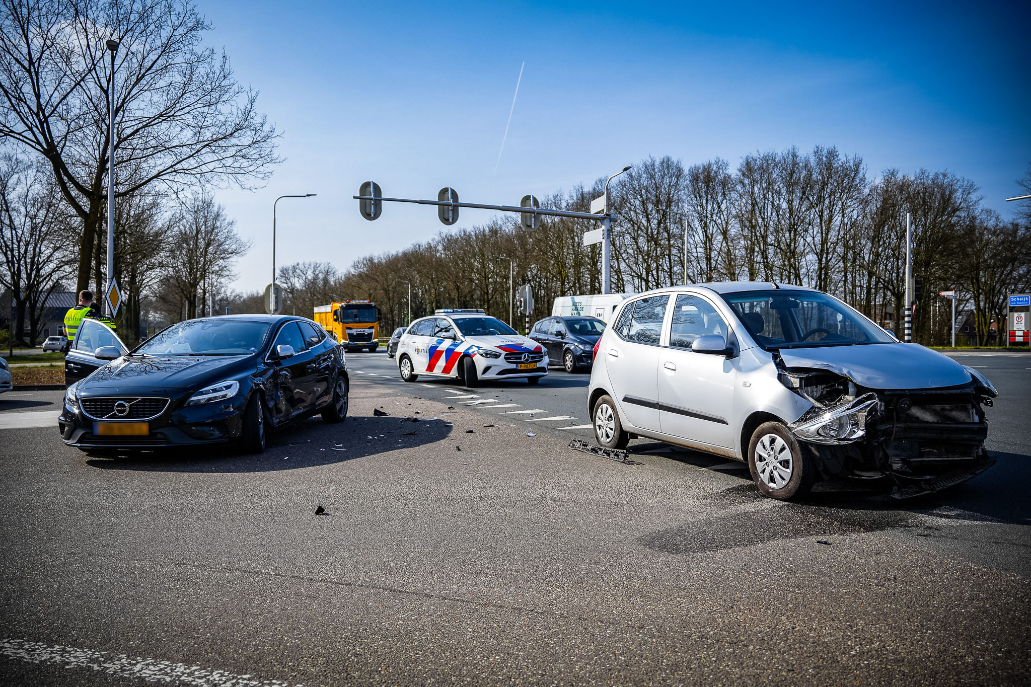Twee auto’s flink beschadigd door aanrijding