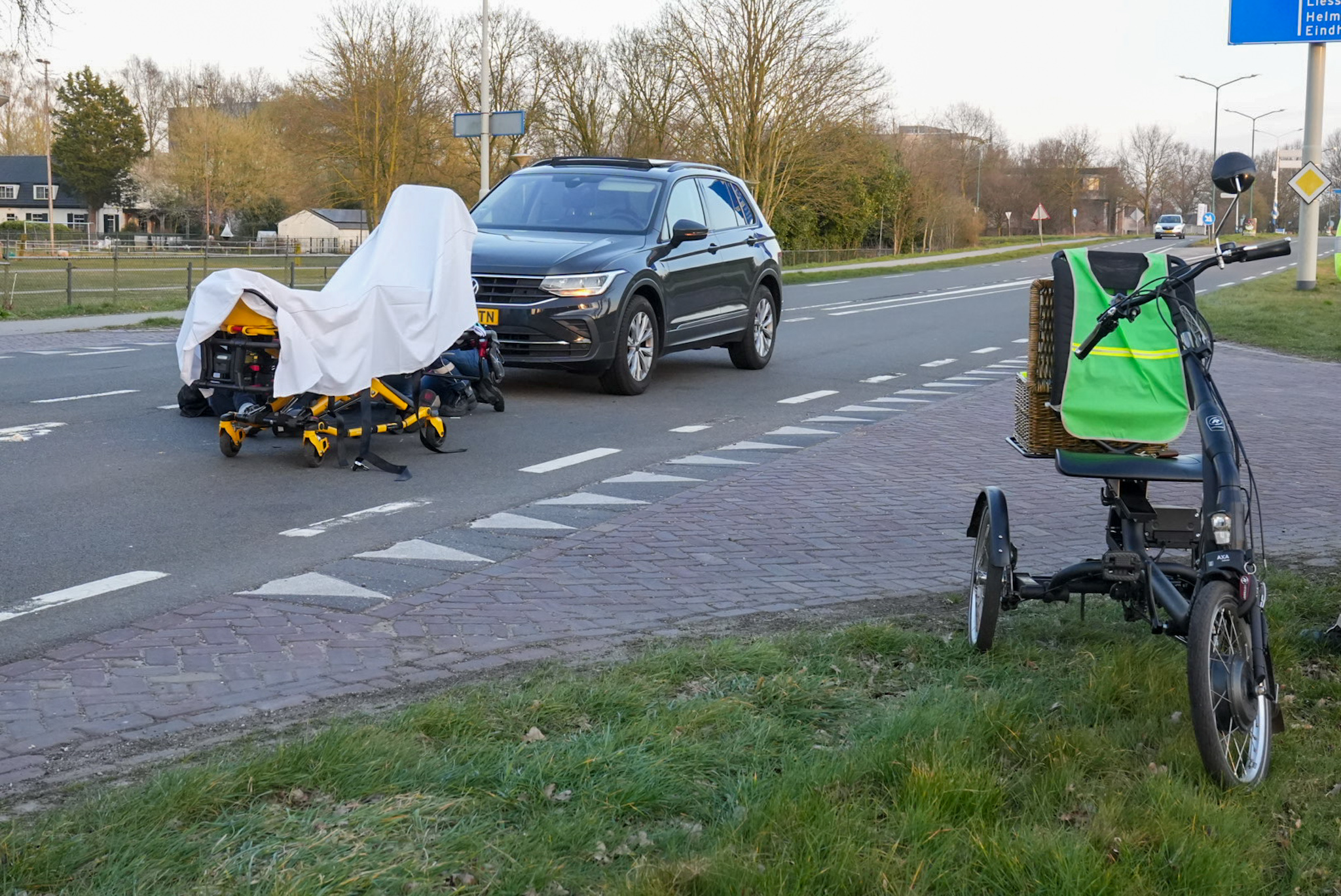 Oudere man gewond bij oversteken met fiets