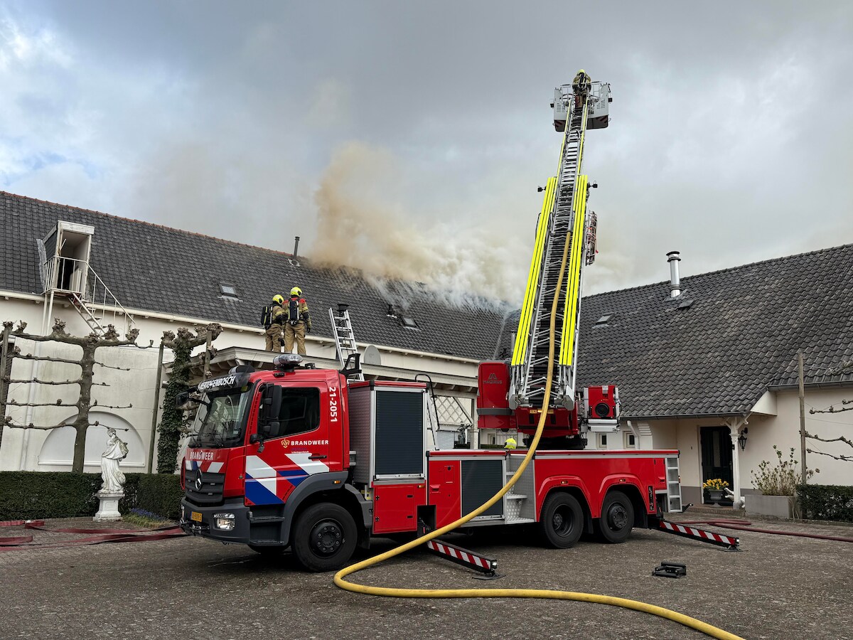 UPDATE: Zeer grote brand in Villa, NL-Alert verstuurd en zorginstelling ontruimd