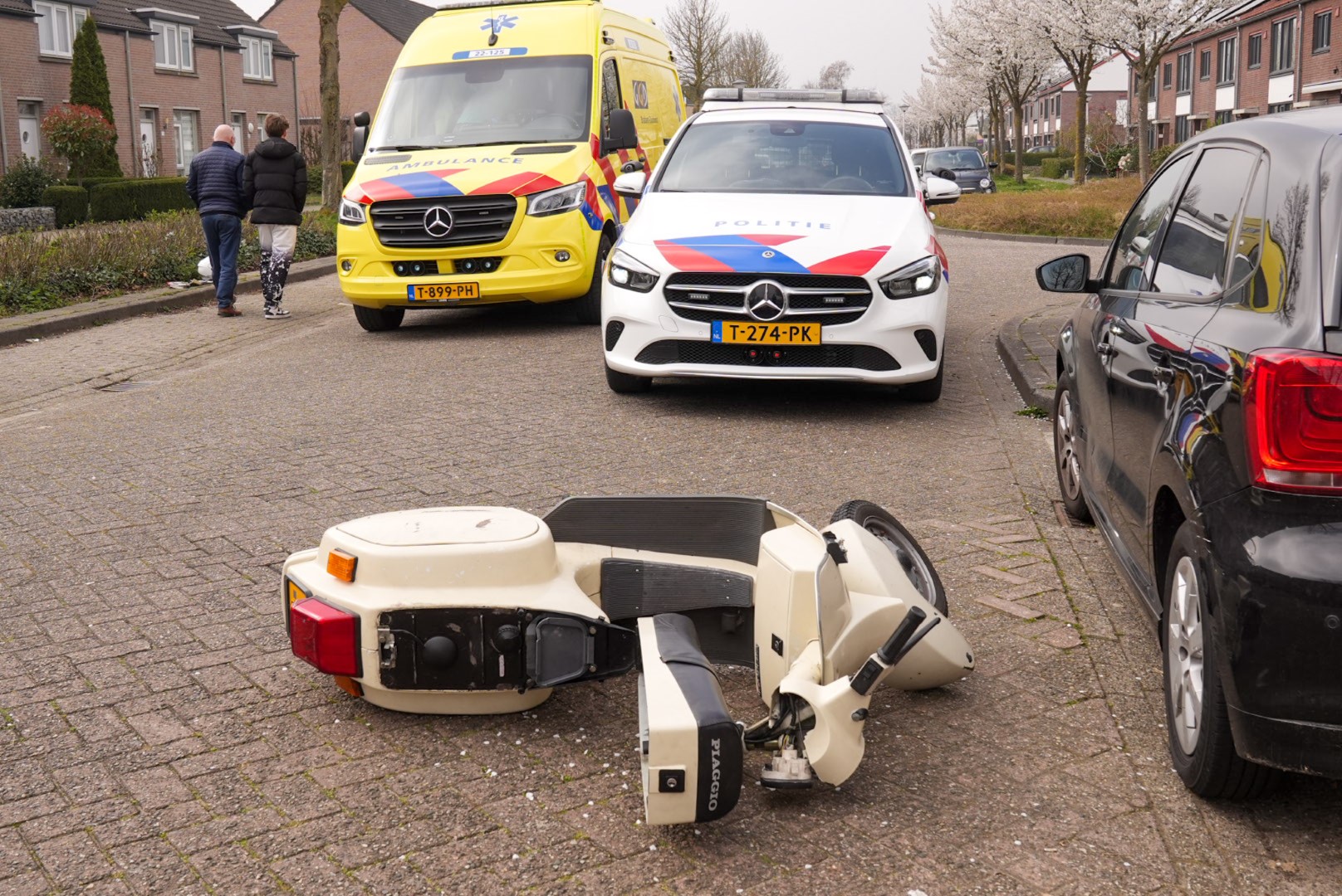 Jonge vrouw raakt gewond bij val met scooter