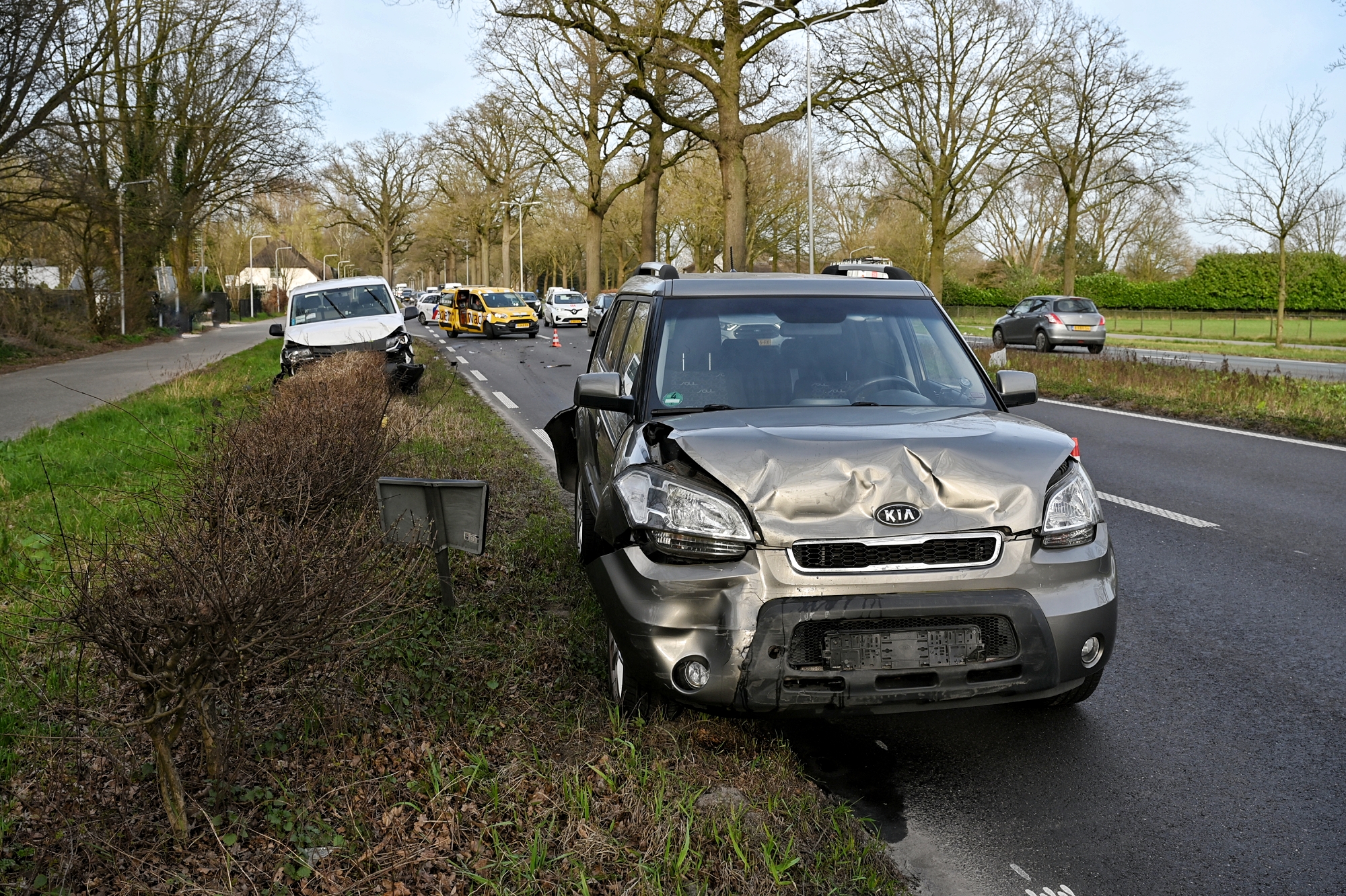 Drie autos botsen op N65: Veel verkeershinder