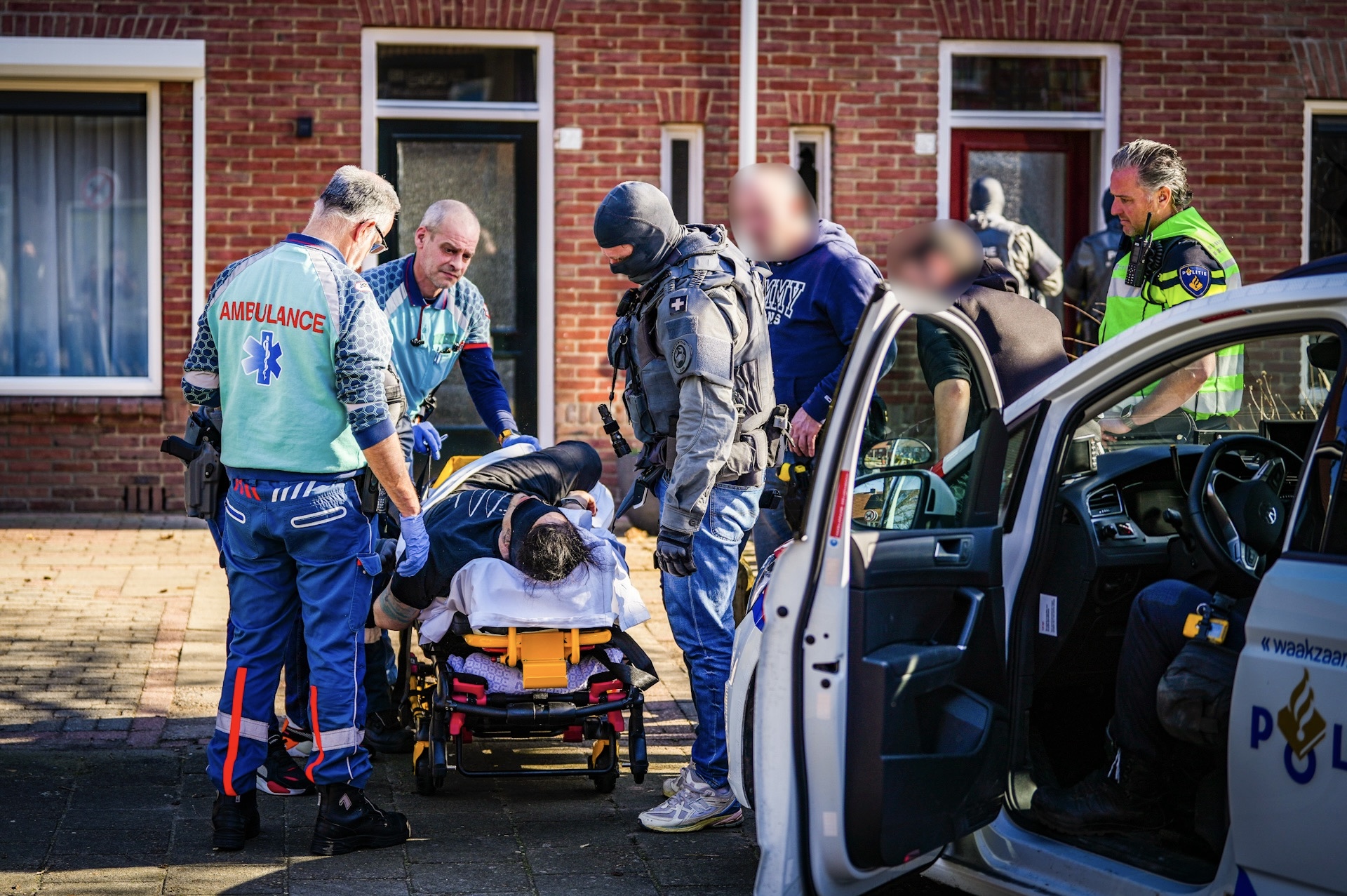Man valt mensen lastig en vlucht huis in, hond van arrestatieteam ingezet