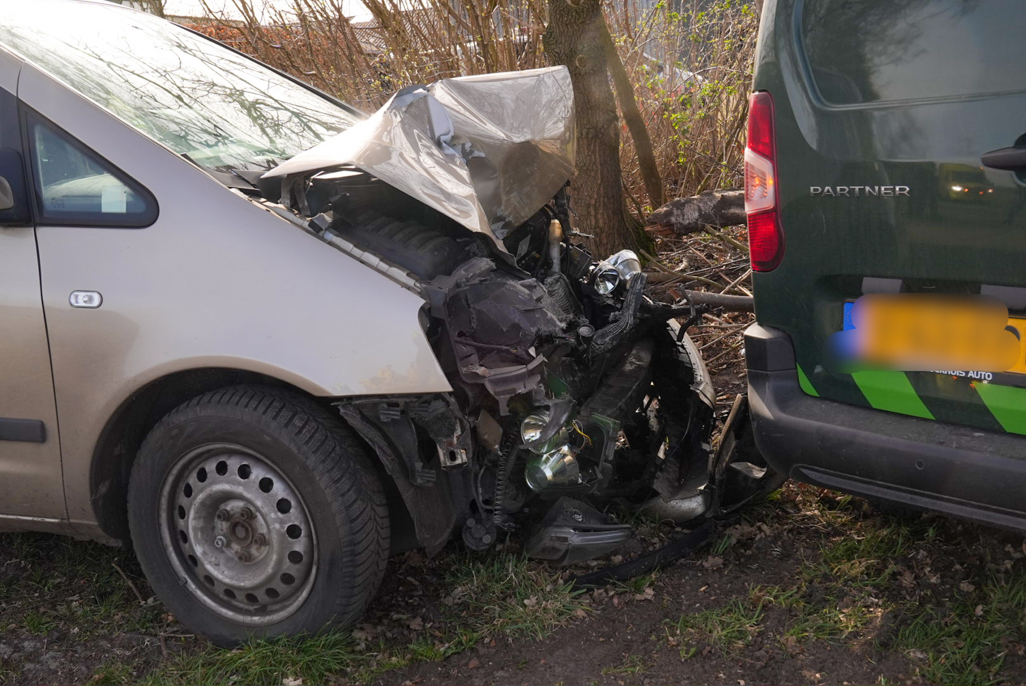 Ouder echtpaar gewond na aanrijding met dienstauto Staatsbosbeheer