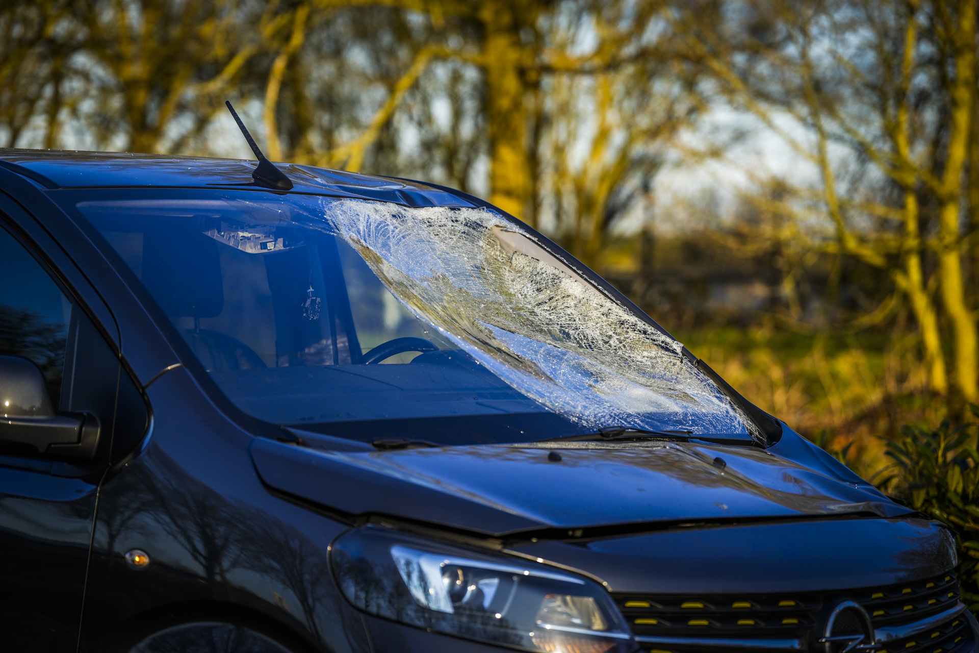 Man op fiets zwaargewond na aanrijding met bestelbus