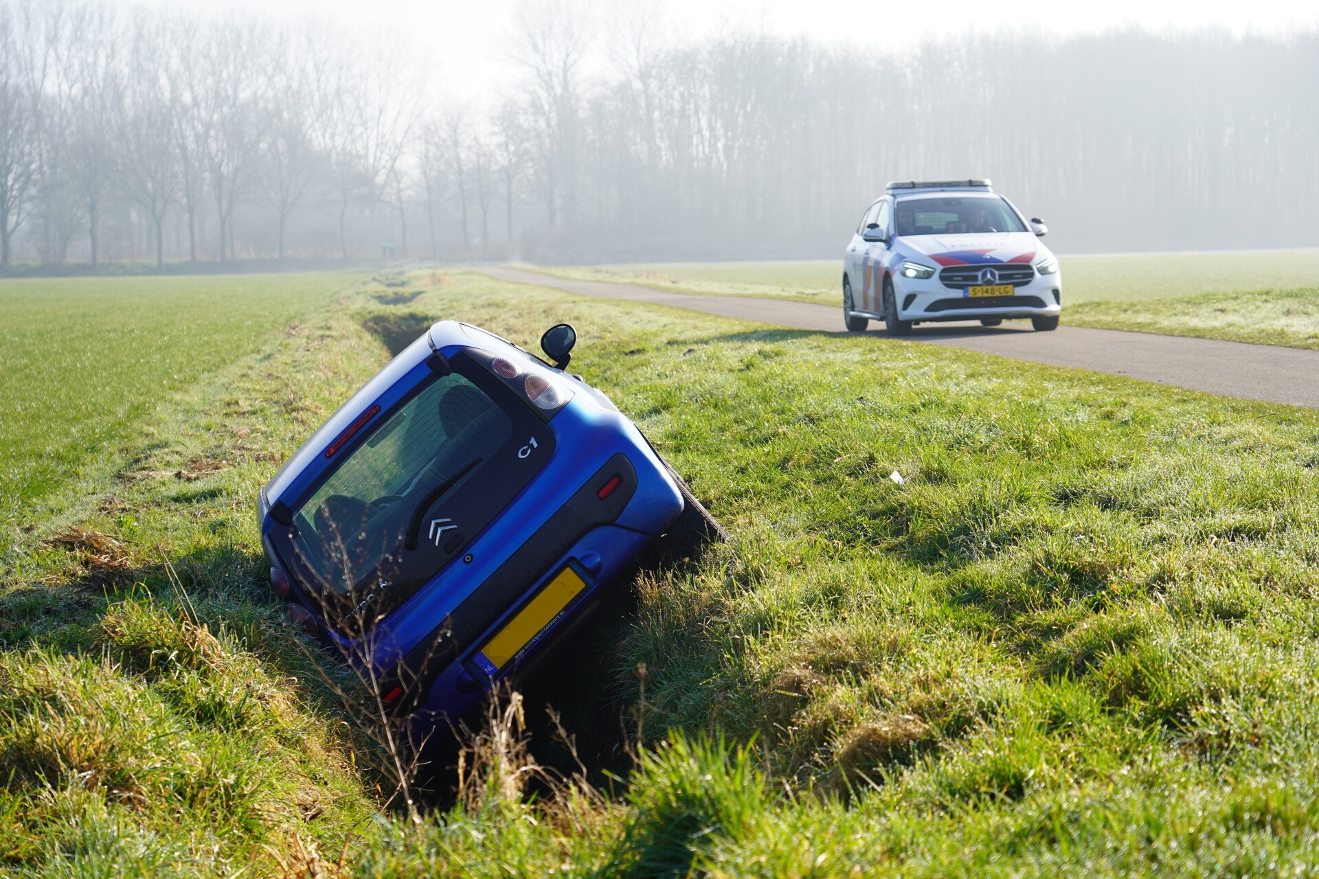 Auto in sloot, bestuurder spoorloos