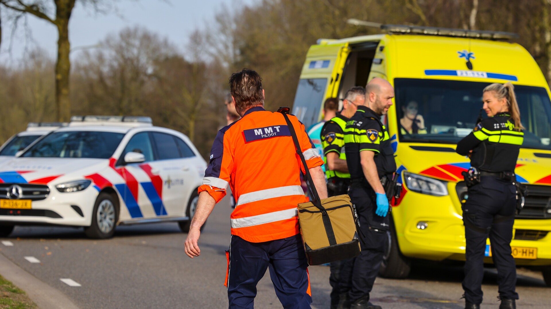 Motorrijder zwaar gewond na botsing tegen boom
