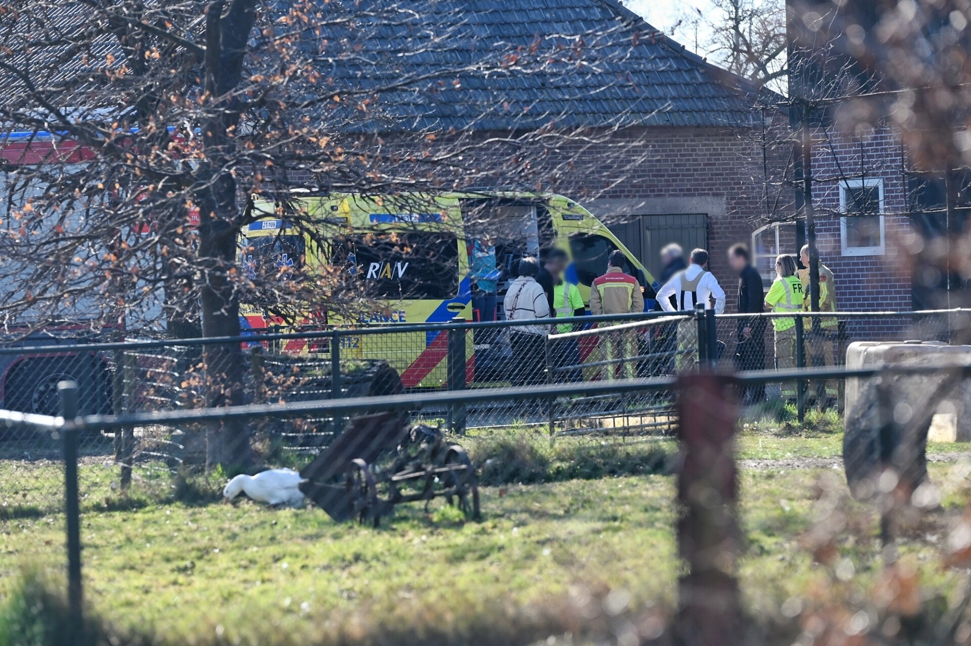 Man onwel in koeienstal, brandweer verricht metingen