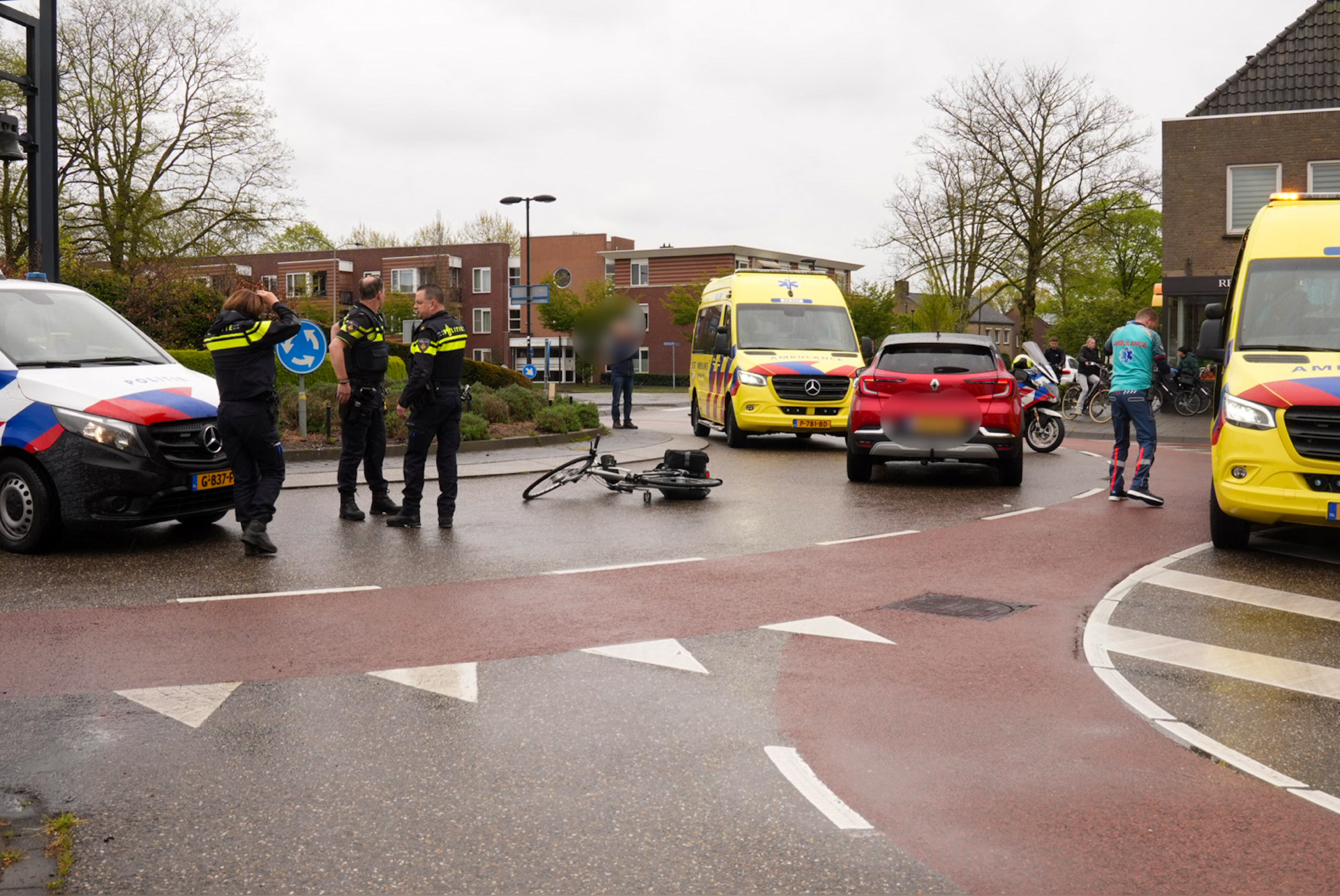 Fietsster ernstig gewond bij botsing met auto