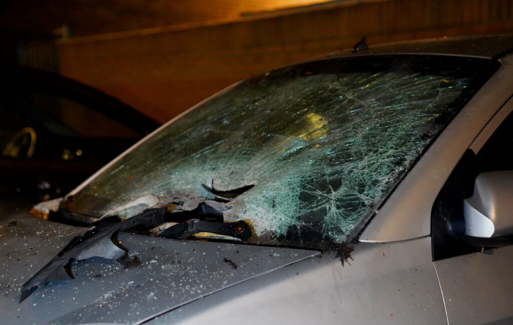 Explosie verwoest auto, agenten vinden achttien lachgascilinders ...
