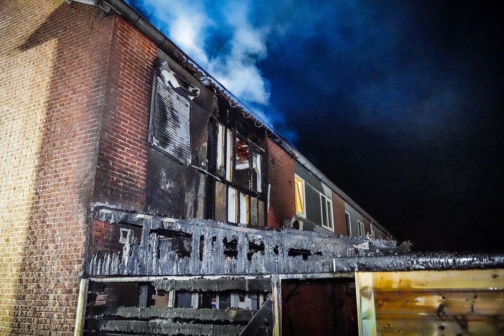 Woning verwoest na grote brand, mogelijk door elektrische scooter