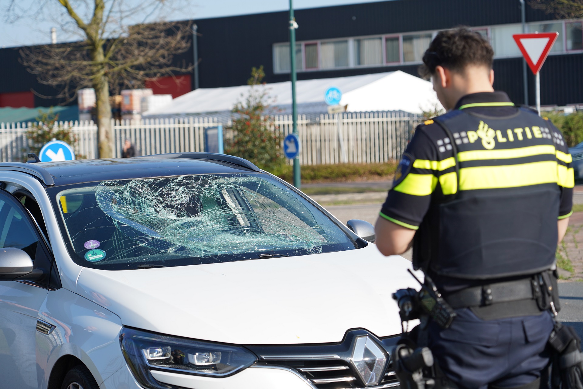 Fietser geschept door auto, slachtoffer zwaargewond