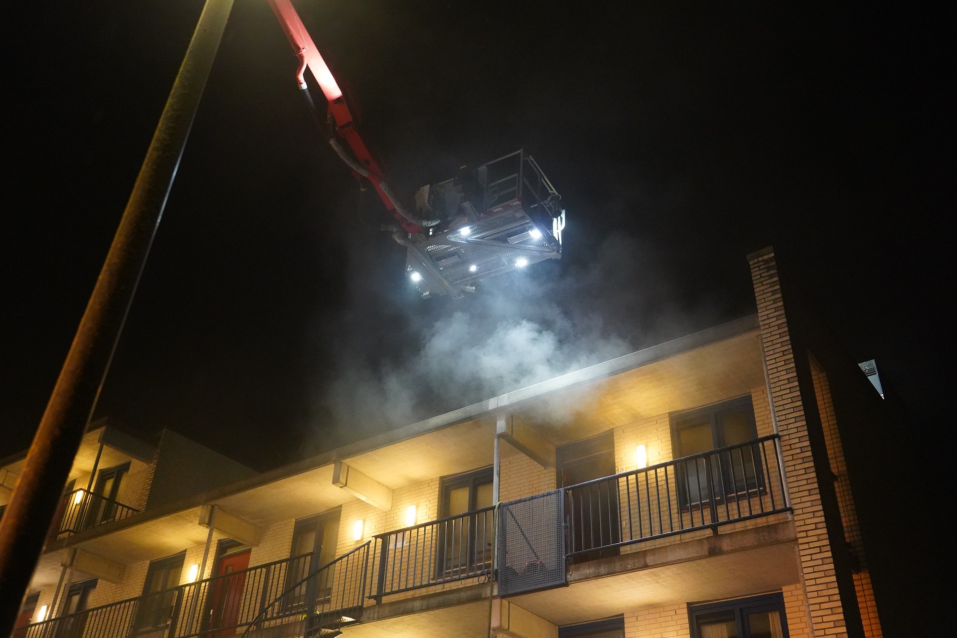 Zwaargewonde aangetroffen in brandend appartement