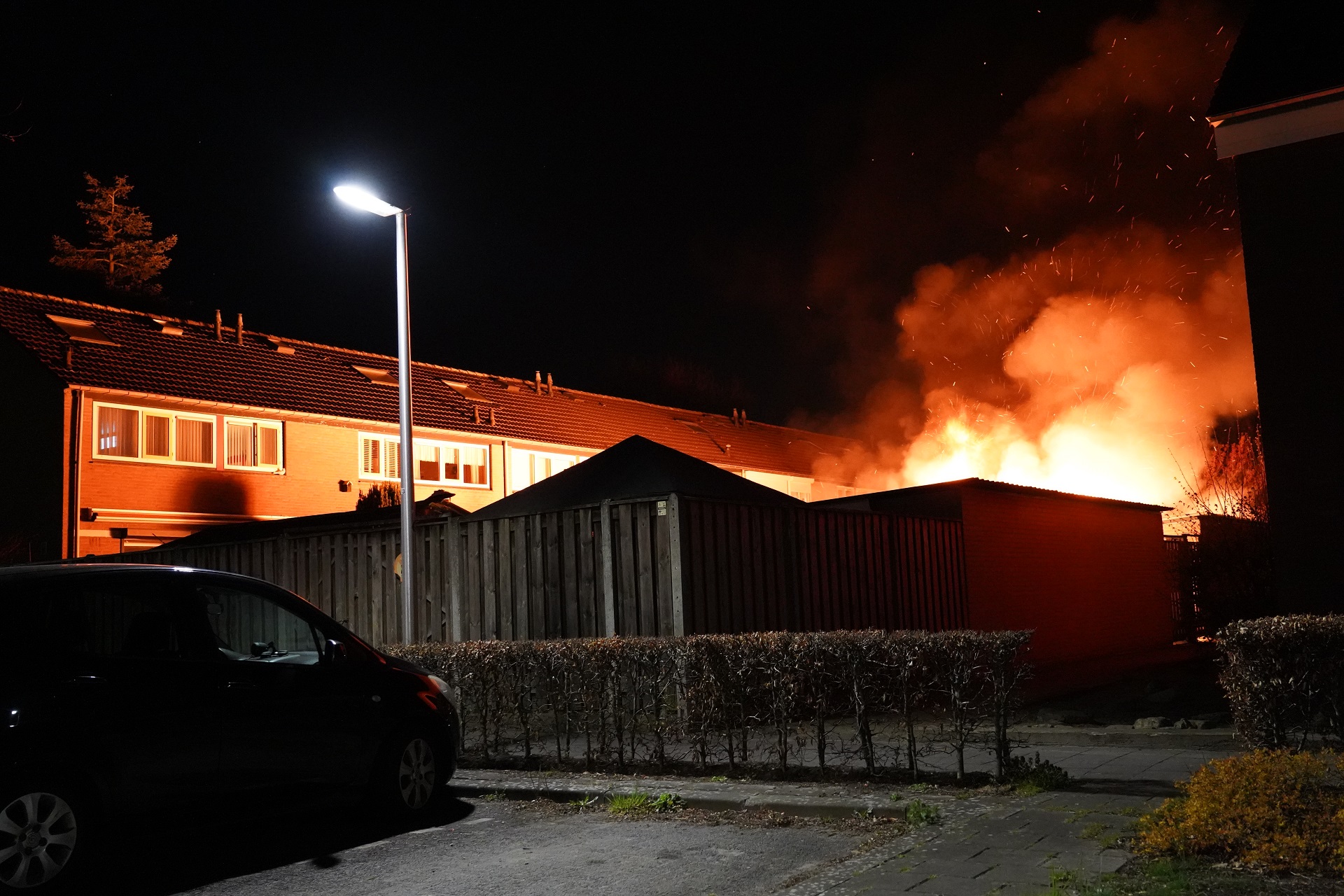 Schuur achter woning door brand verwoest