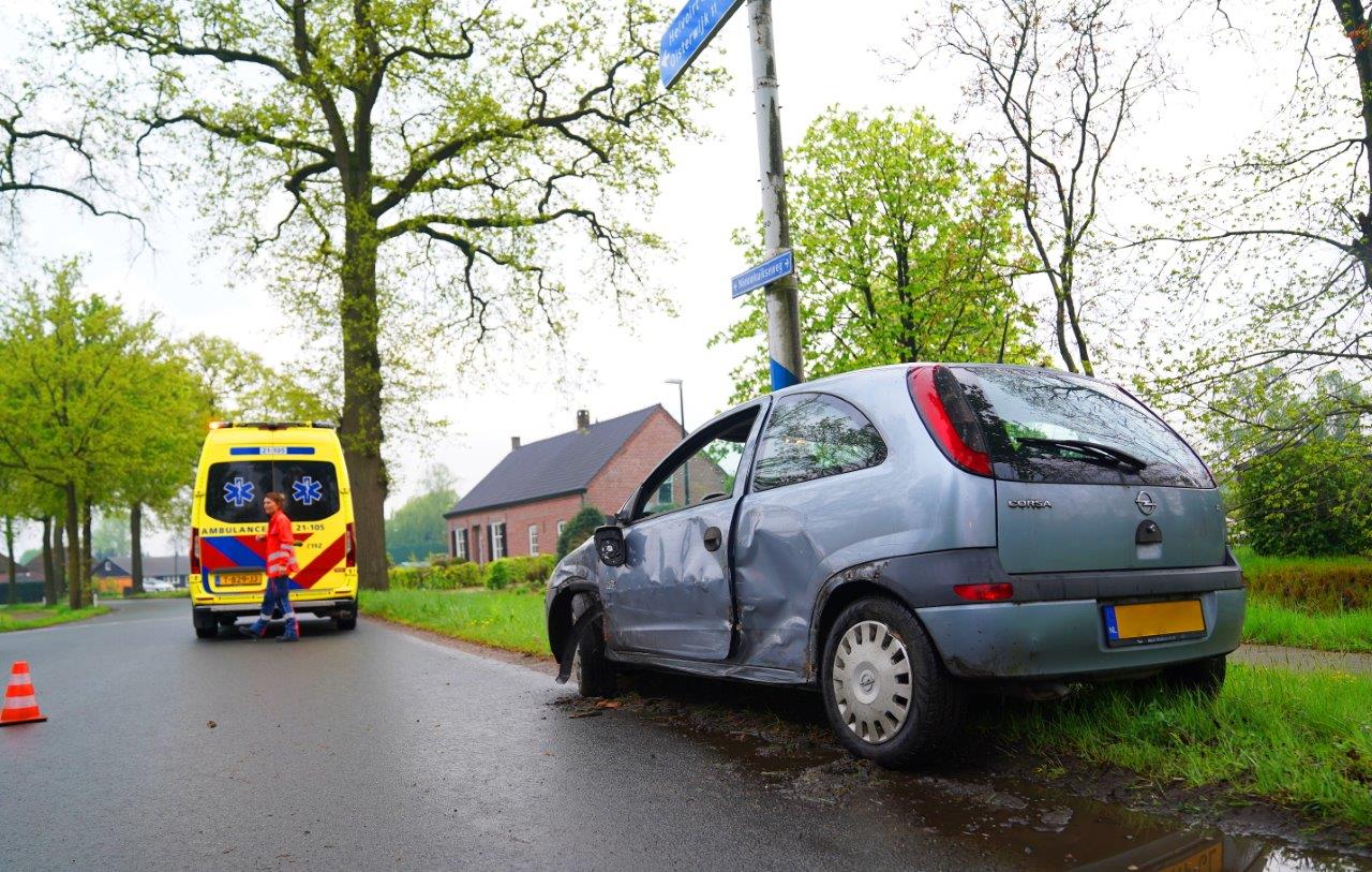 Dronken vrouw botst met auto tegen boom