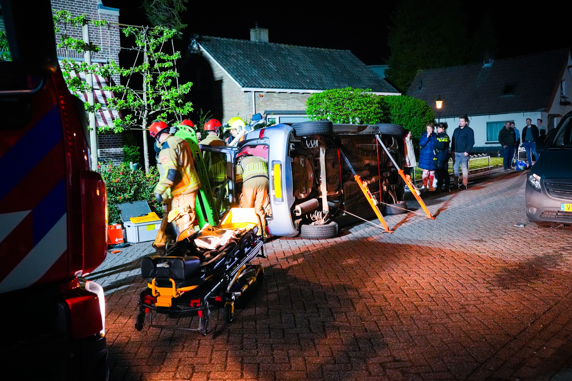 Oudere vrouw belandt met auto op zijkant na botsing tegen bus