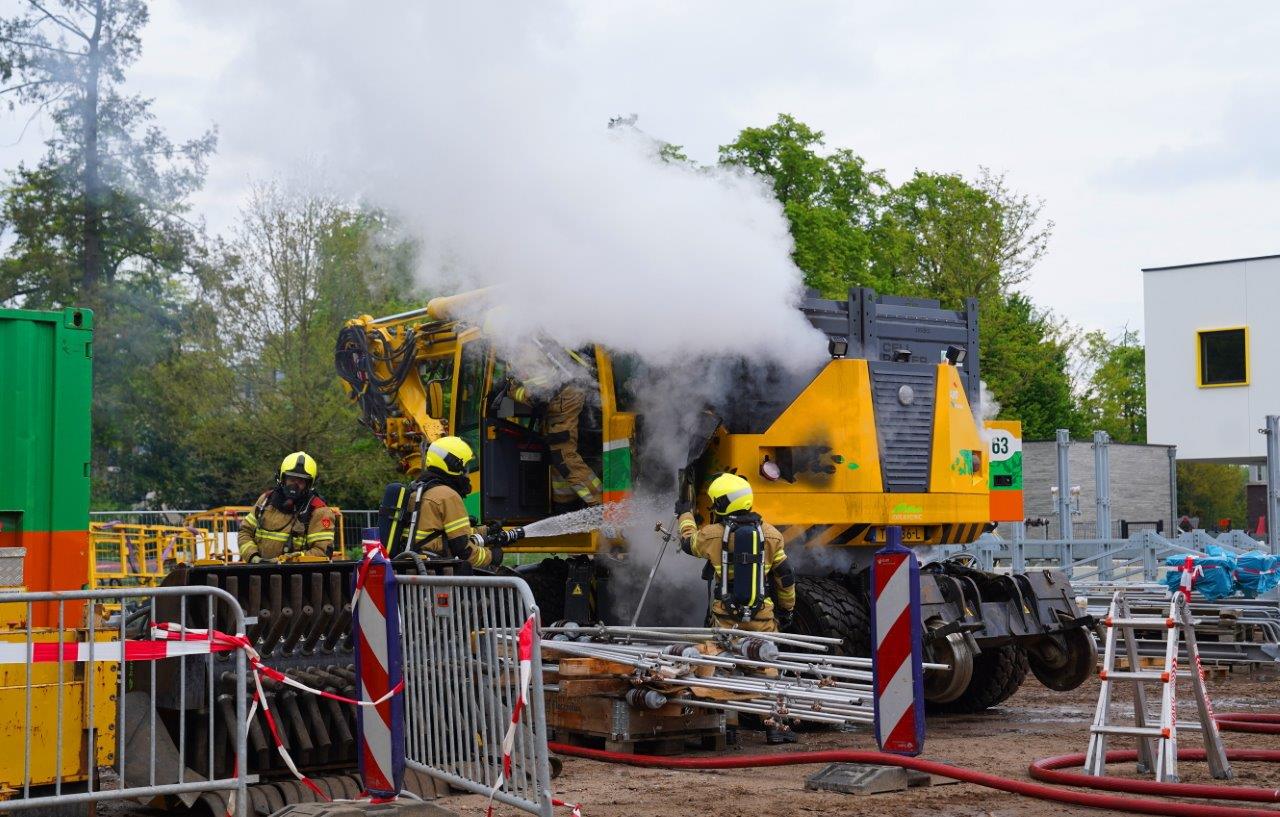 Elektrische graafmachine in brand, accu in water gedompeld
