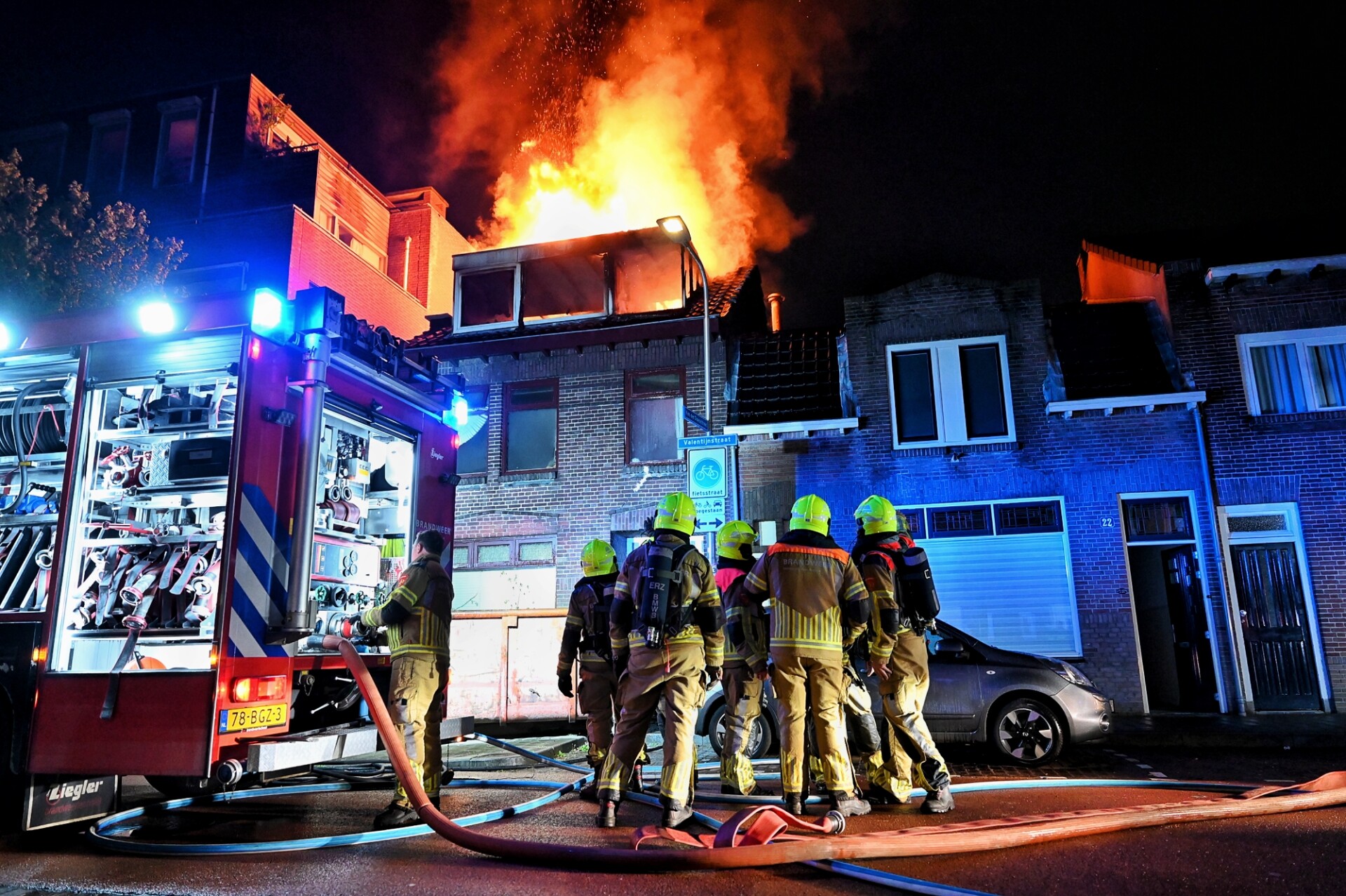 Uitslaande brand verwoest huis, woningen in de buurt ontruimd