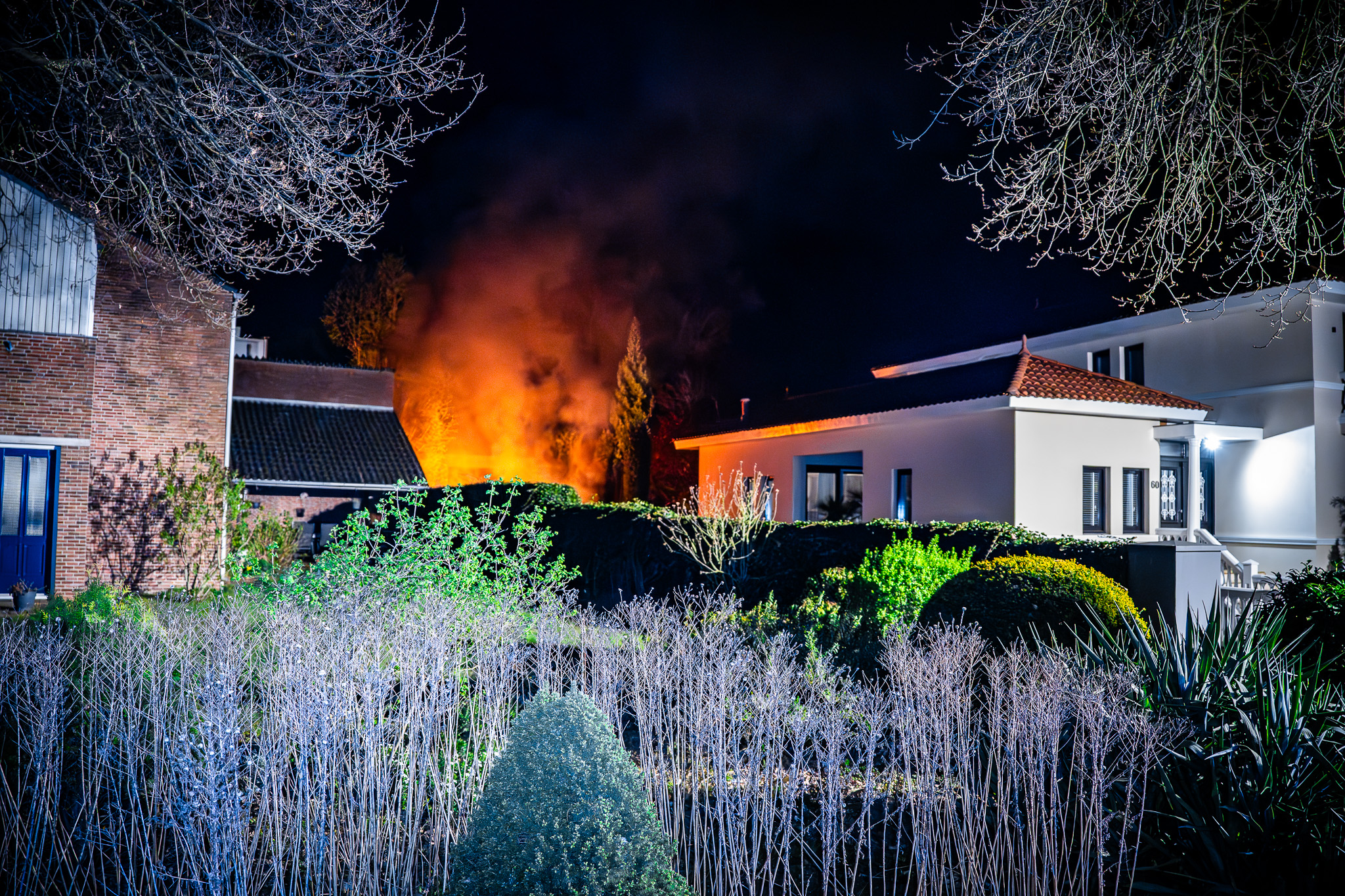 Auto vliegt in brand voor woning, oorzaak nog onbekend