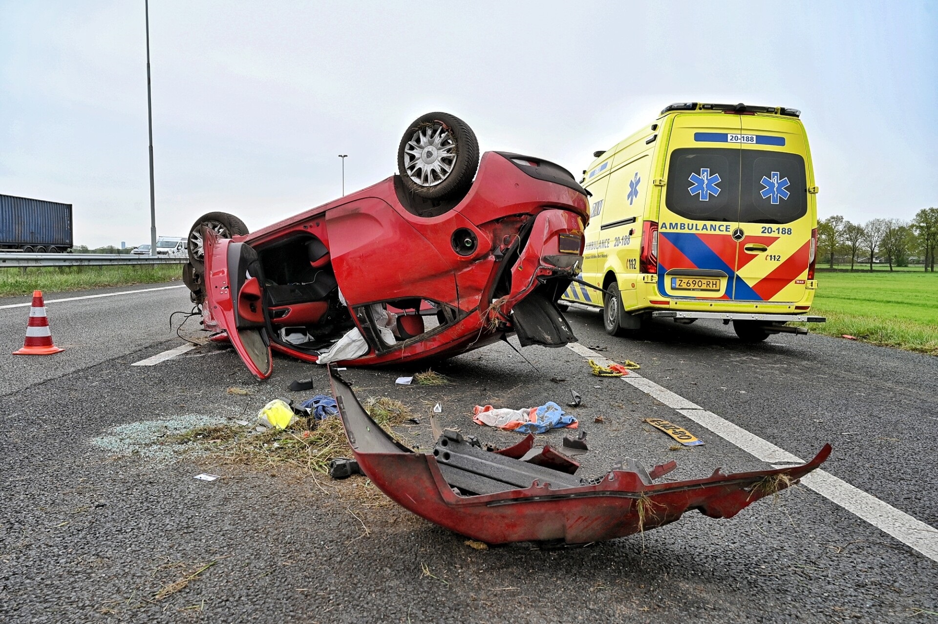Auto slaat over de kop op snelweg, ruim uur vertraging