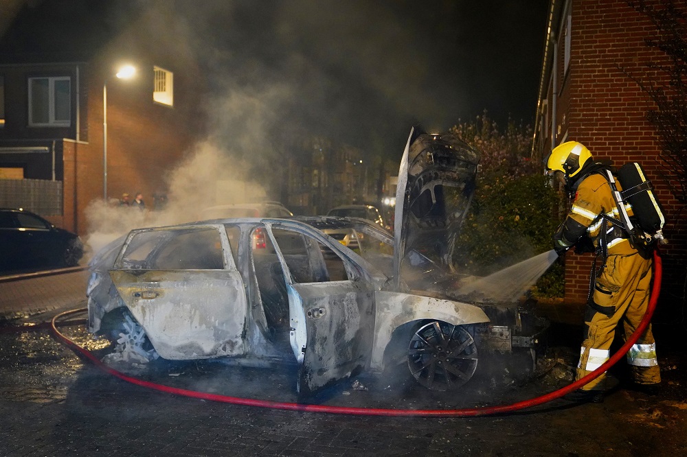 Auto uitgebrand, politie onderzoekt brandstichting