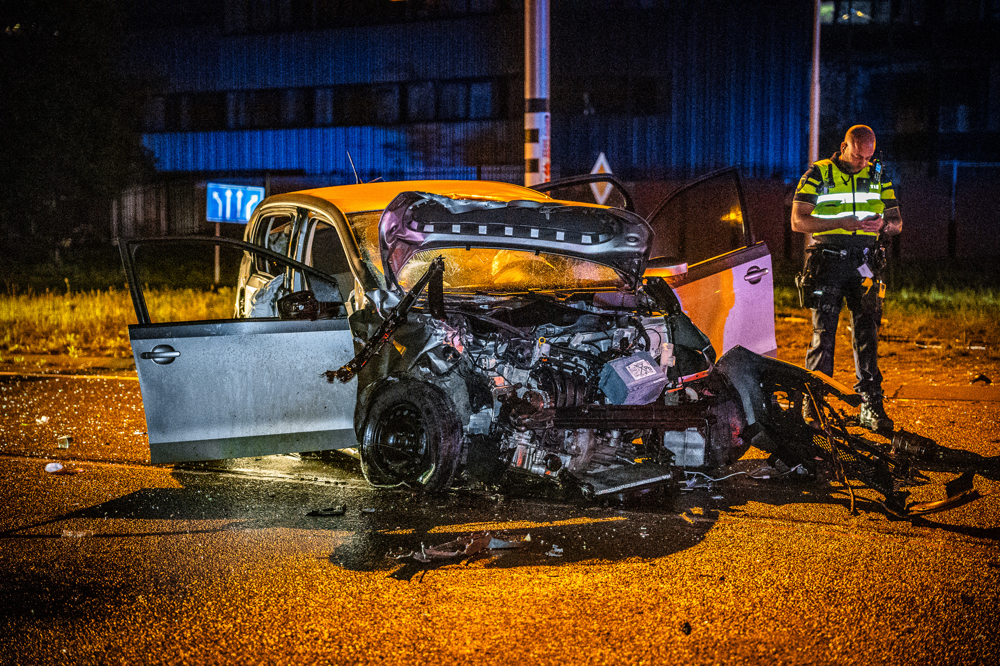 Frontale botsing op kruising, twee gewonden naar ziekenhuis