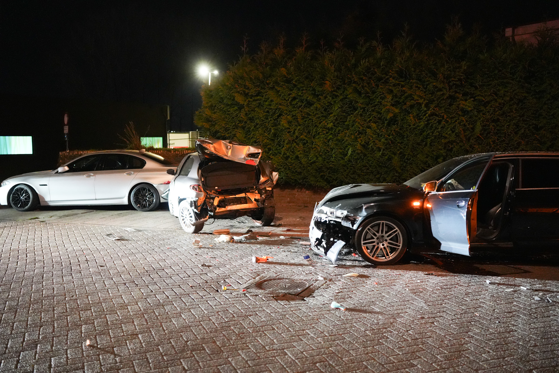 Ravage doordat automobilist geparkeerde auto’s ramt