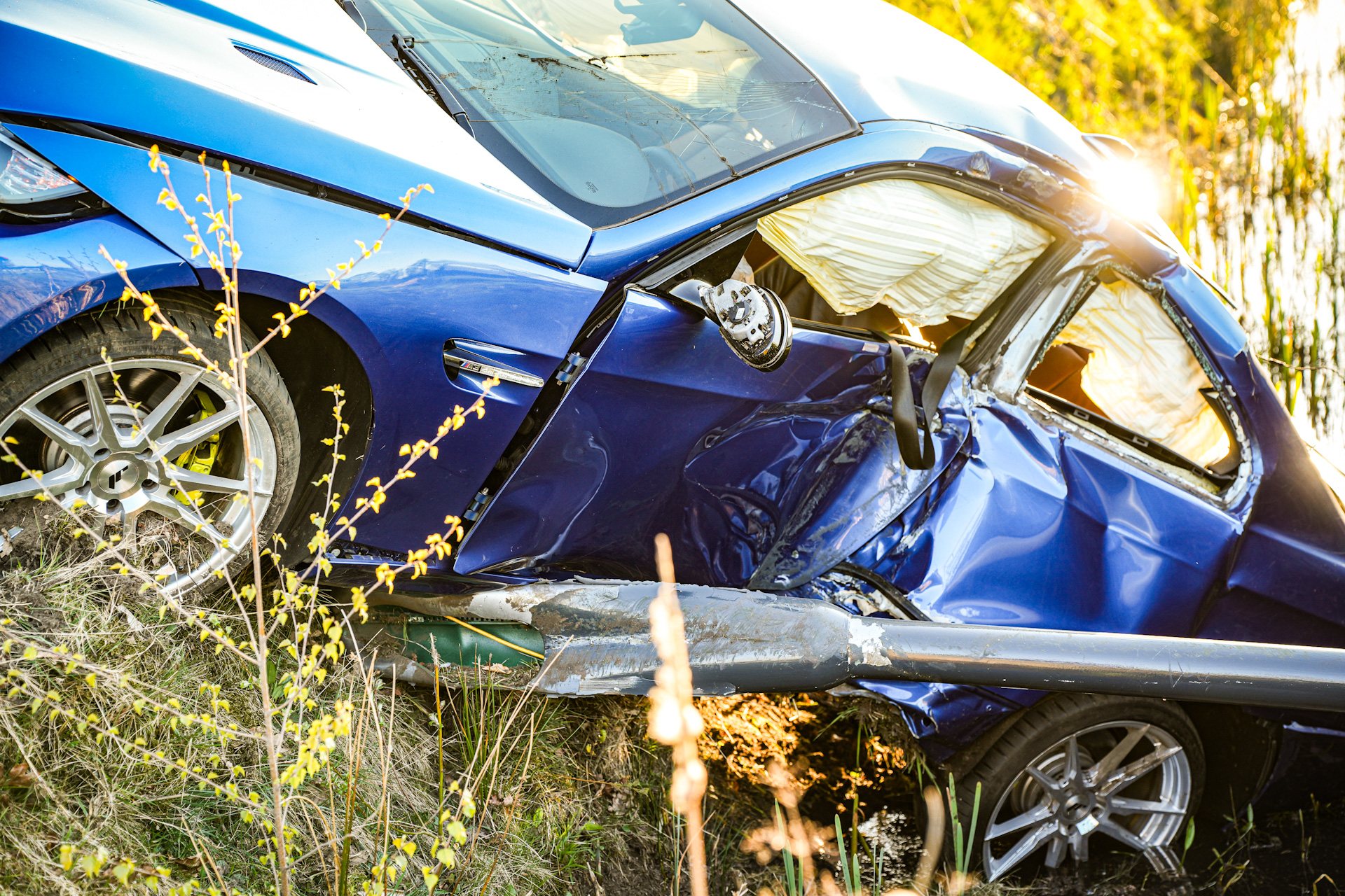 Automobilist botst tegen boom en belandt in sloot