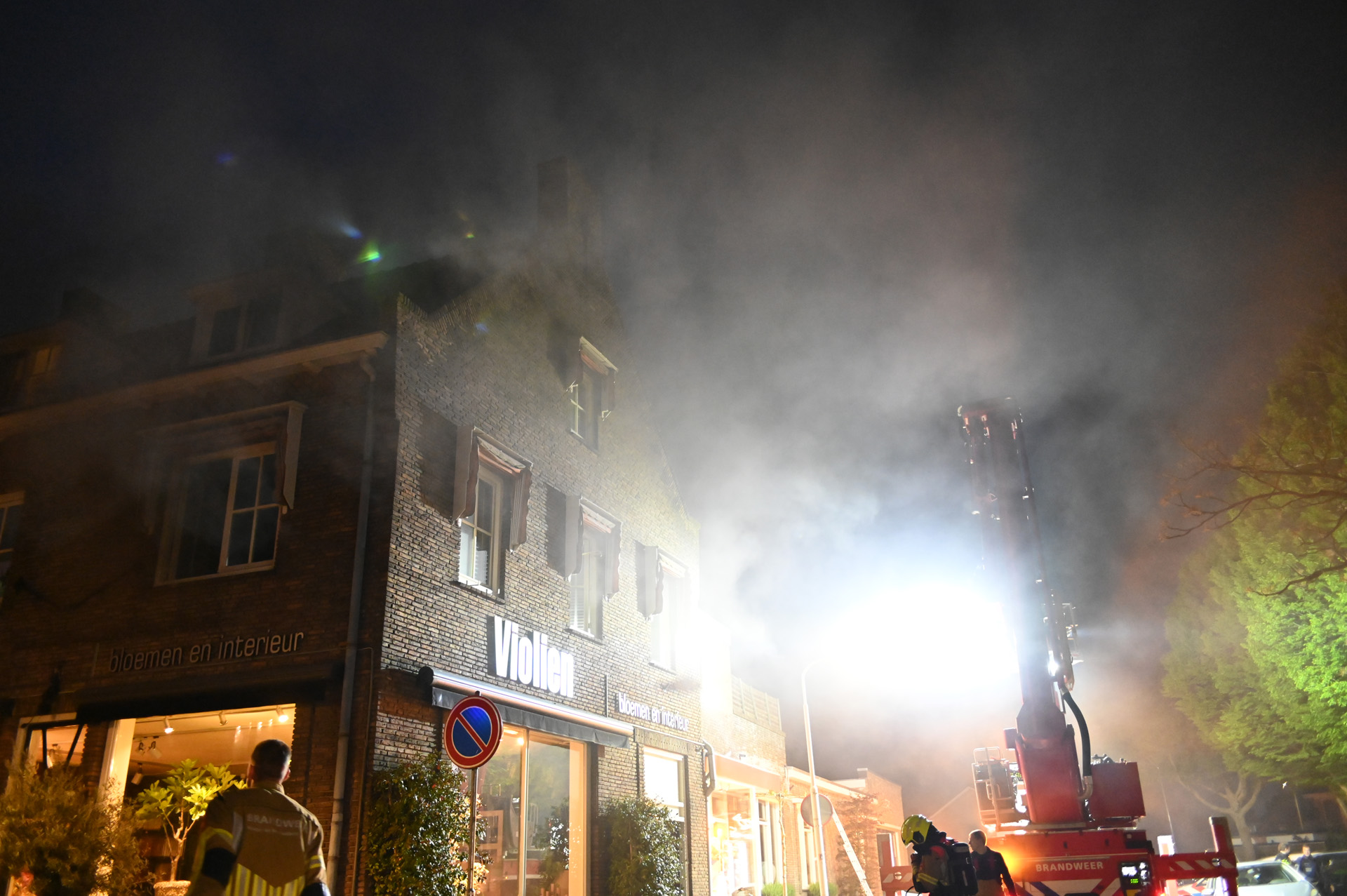 Brand in appartement, twee personen in veiligheid gebracht met ladder
