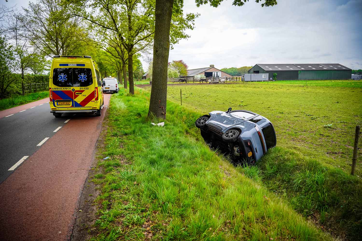 Brommobiel belandt in droge sloot