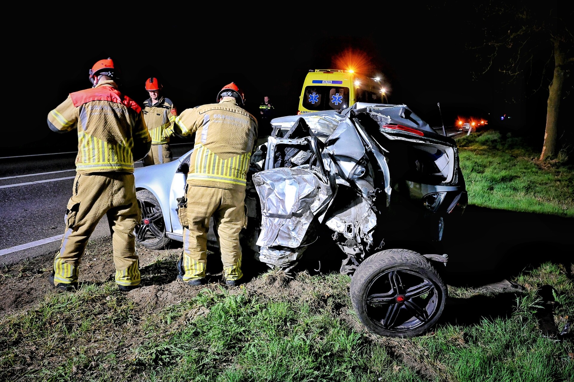 Auto crasht en raakt meerdere bomen, bestuurder gewond