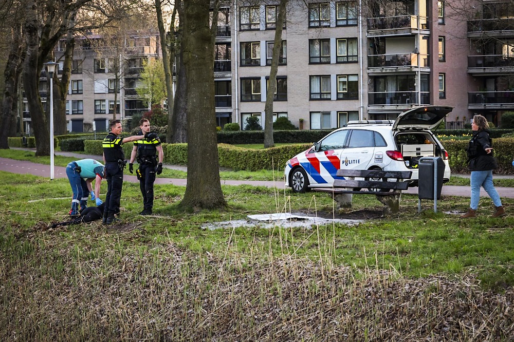 Vrouw na uren uit sloot gered