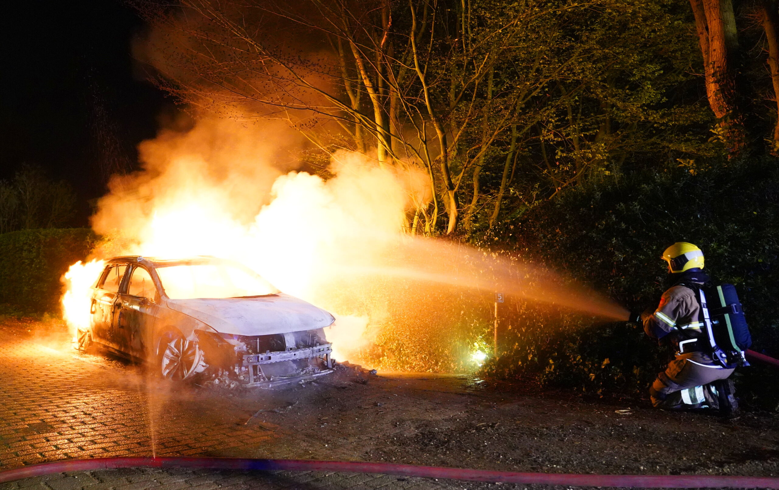 Politie onderzoekt brandstichting na autobrand