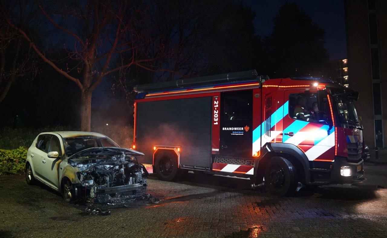 Auto volledig uitgebrand bij flat, oorzaak nog onbekend