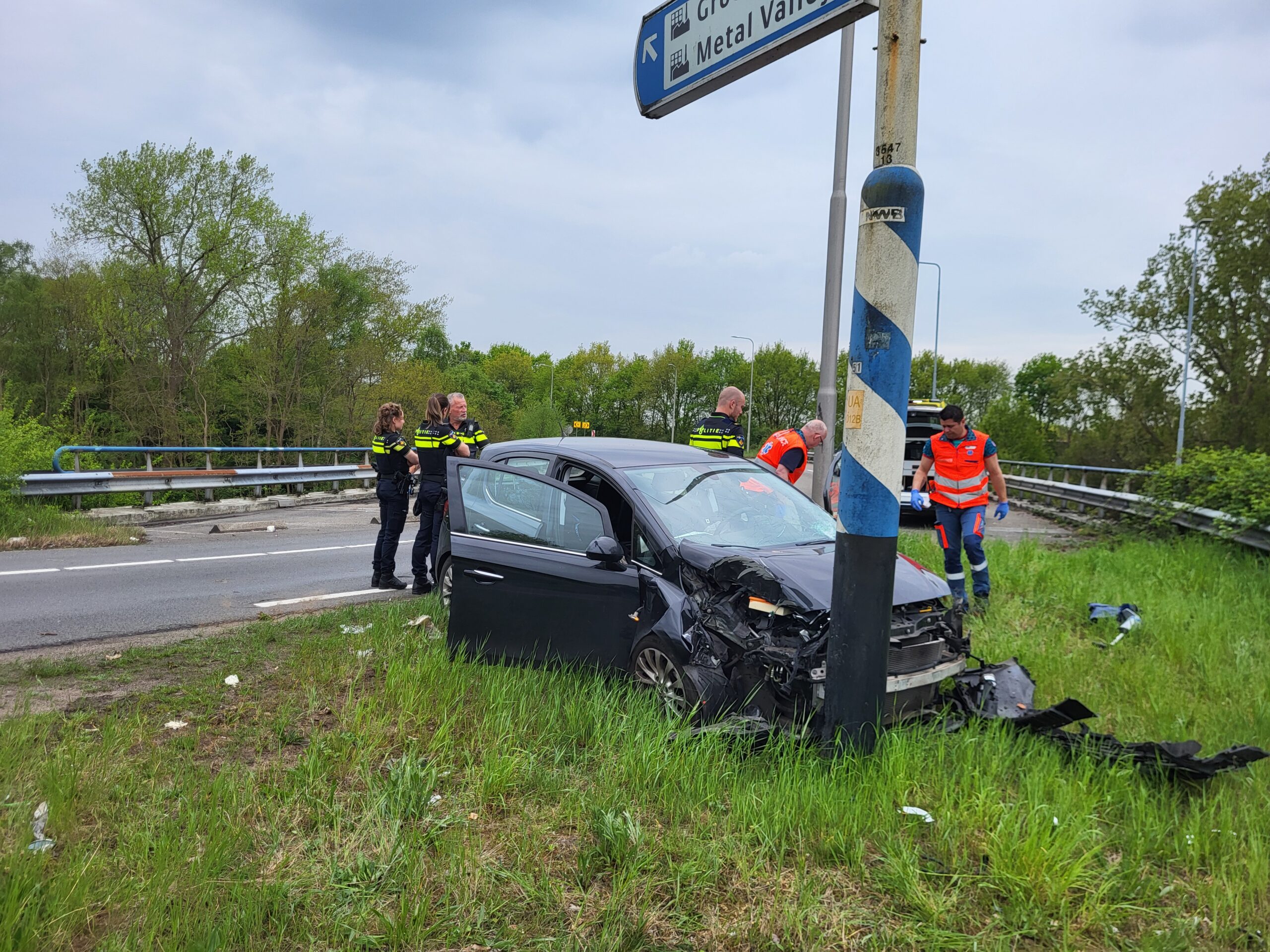 Automobilist zwaargewond na botsing met vangrail en ANWB-bord, weg afgesloten