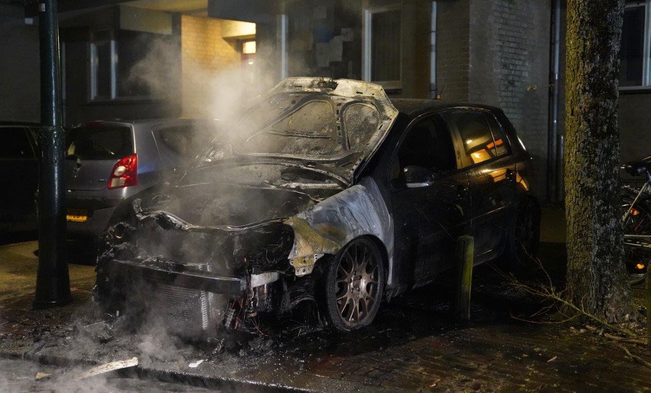 Auto uitgebrand, politie onderzoekt oorzaak